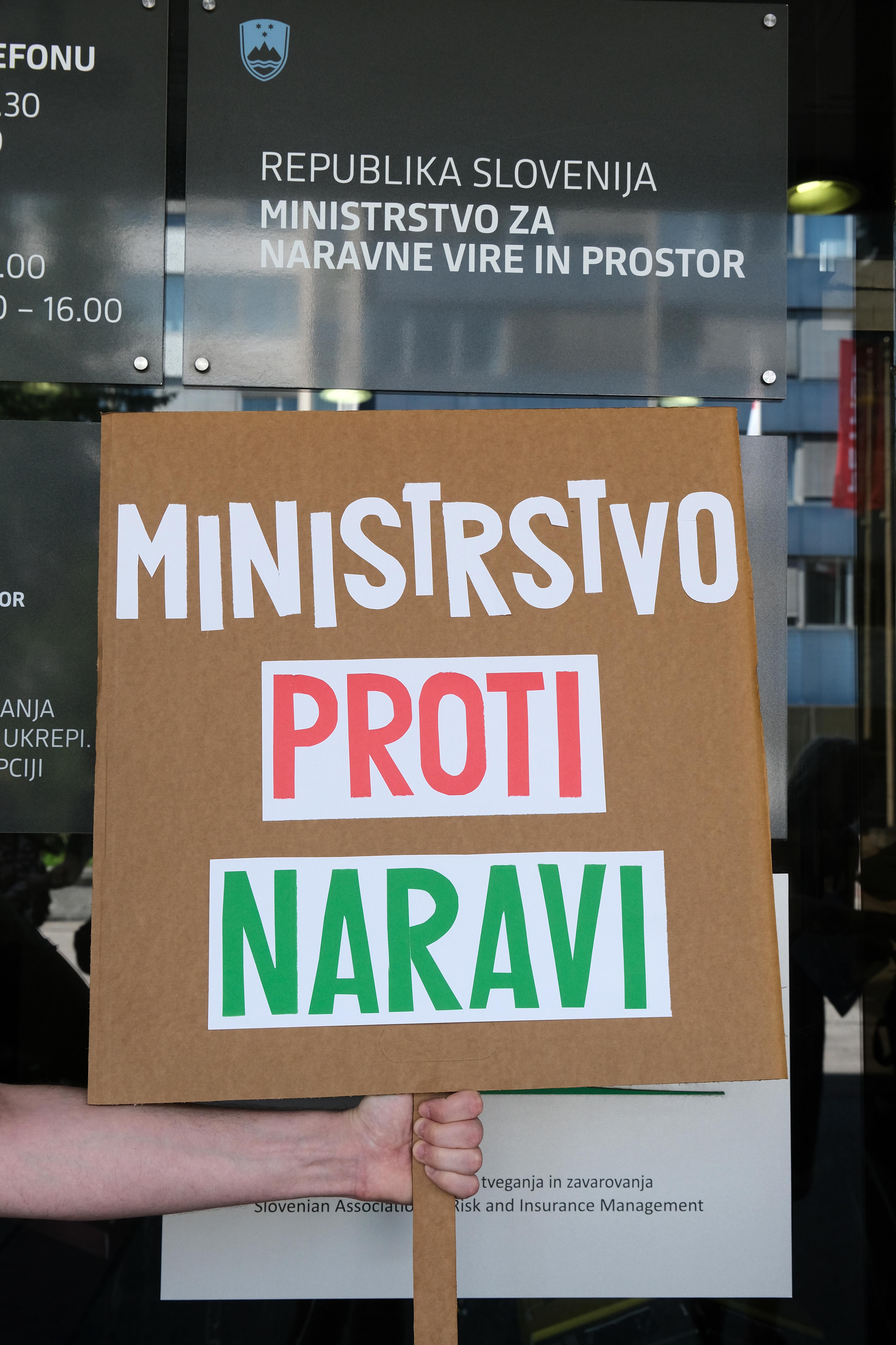 Protest pred ministrstvom (Foto: Janez Zalaznik/Mladi za podnebno pravičnost)