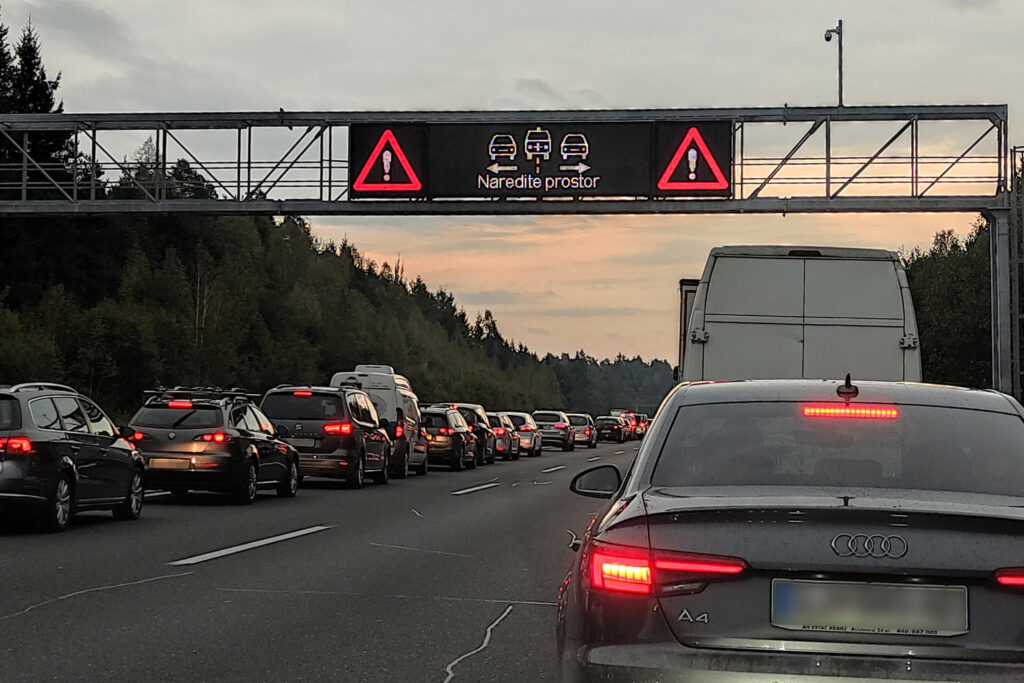 1722614762-Prikaz-razvrscanja-na-eletronski-tabli-nad-avtocesto-1024x683.jpg