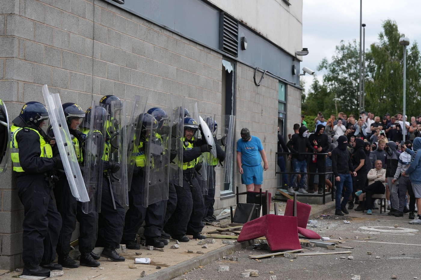 Izgredi se nadaljujejo v več krajih po vsej državi (Foto: PROFIMEDIA)