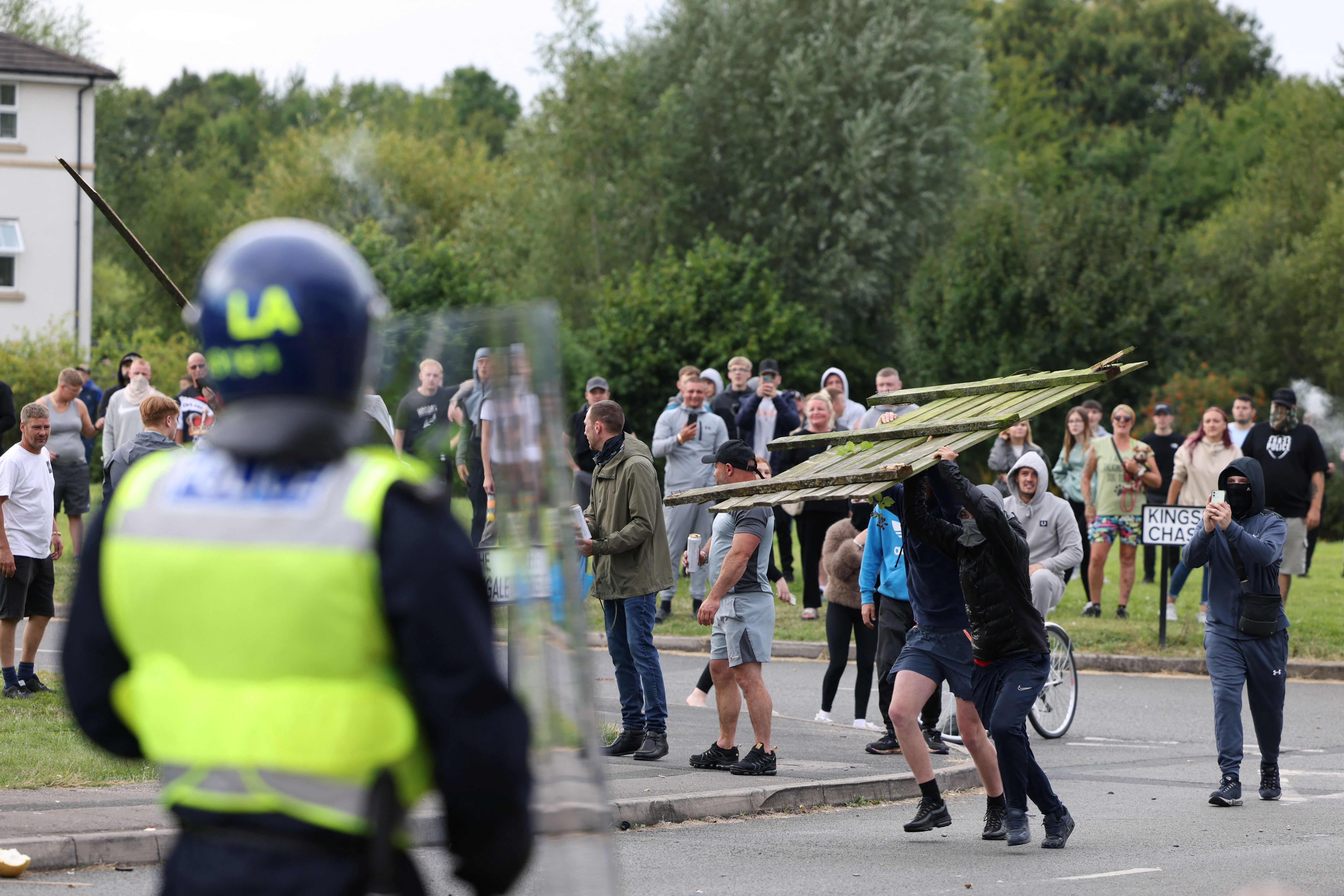 anglija, izgredi, protesti proti migrantom