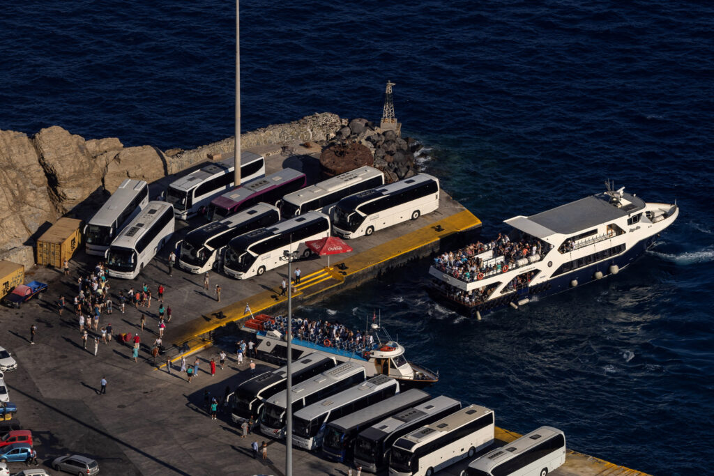 1722840926-2024-07-27T070453Z_441118078_RC2829AJUJ7Y_RTRMADP_3_GREECE-TOURISM-SANTORINI-CROWDS-1024x683.jpg