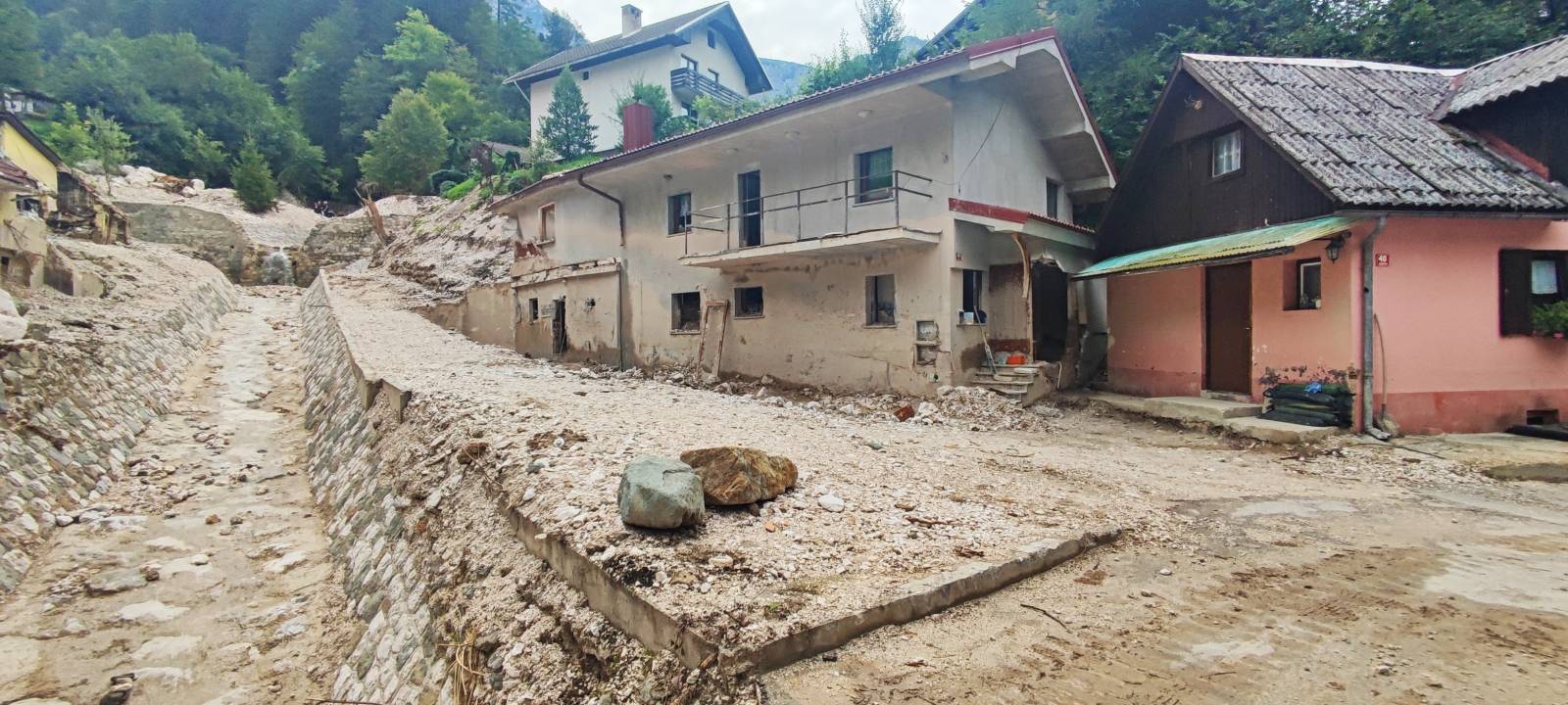 Posledice plazu v vasi Kokra. (Foto: Egon Parteli/N1)