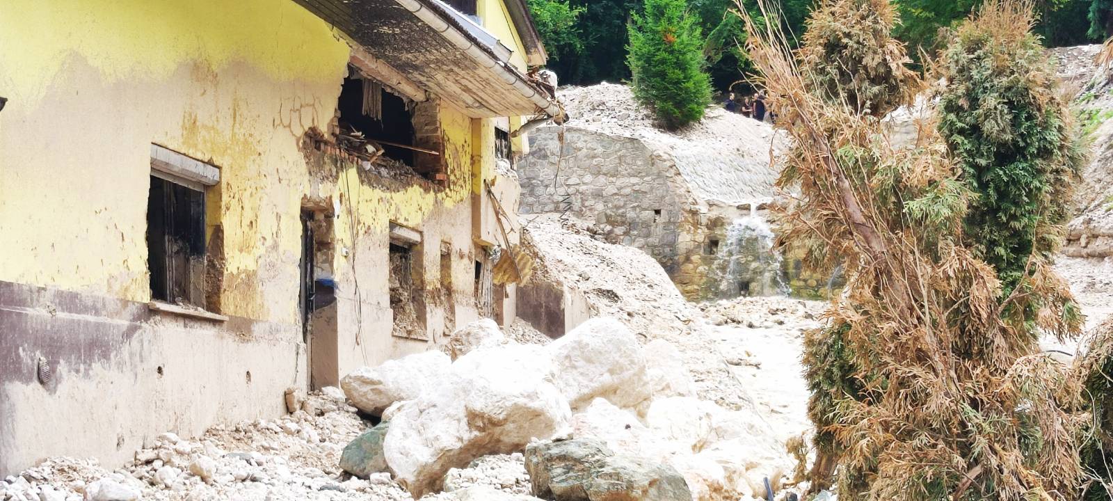 Posledice plazu v vasi Kokra. (Foto: Egon Parteli/N1)