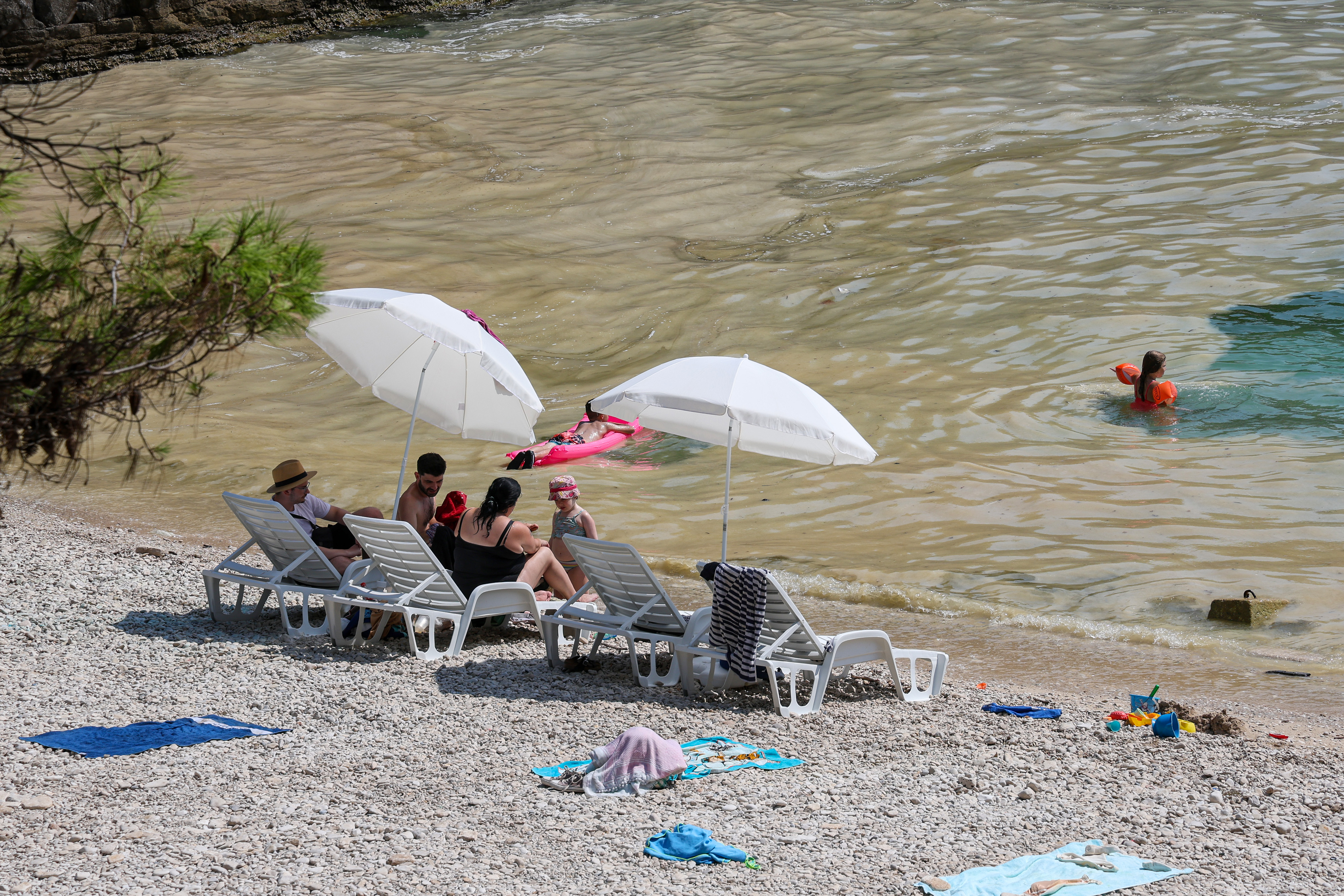 Sluzenje morja pri Pulju (Foto: Srečko Niketič/PIXSELL/BOBO)