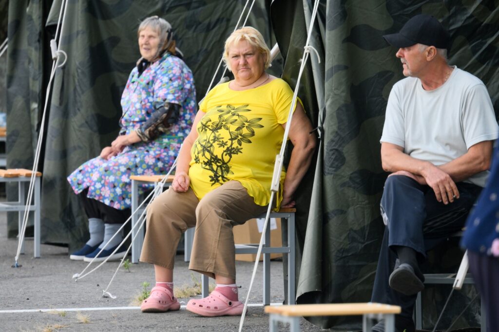 Evakuirani prebivalci regije Kursk pred začasnimi šotori (Foto: Sputnik/PROFIMEDIA)