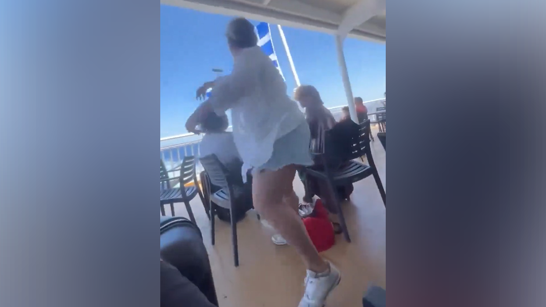 Grčija, zvočnik, omrežje X, viralno, ladja