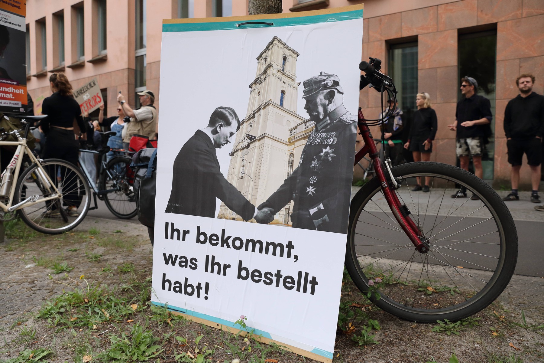 Protesti ob odprtju cerkvenega stolpa