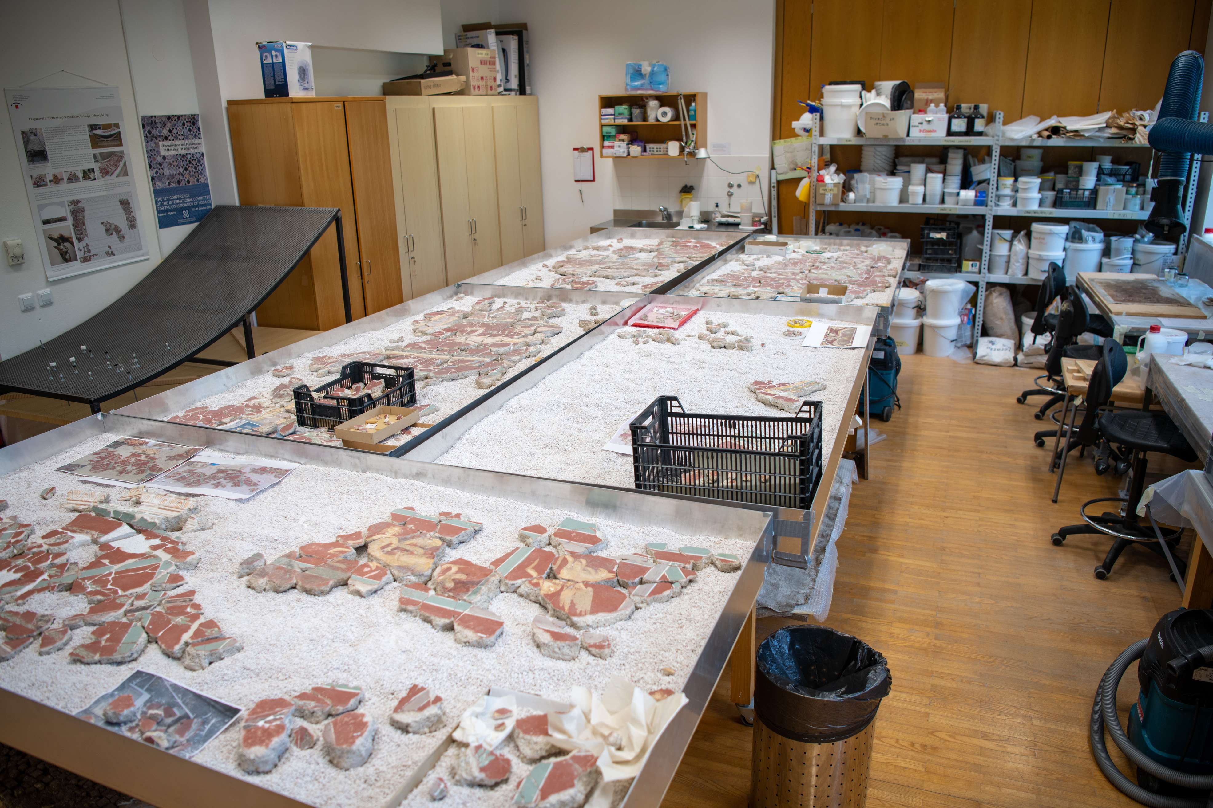 Ostanki stropne poslikave iz antične vile v Celju (Foto: Egon Parteli/N1)