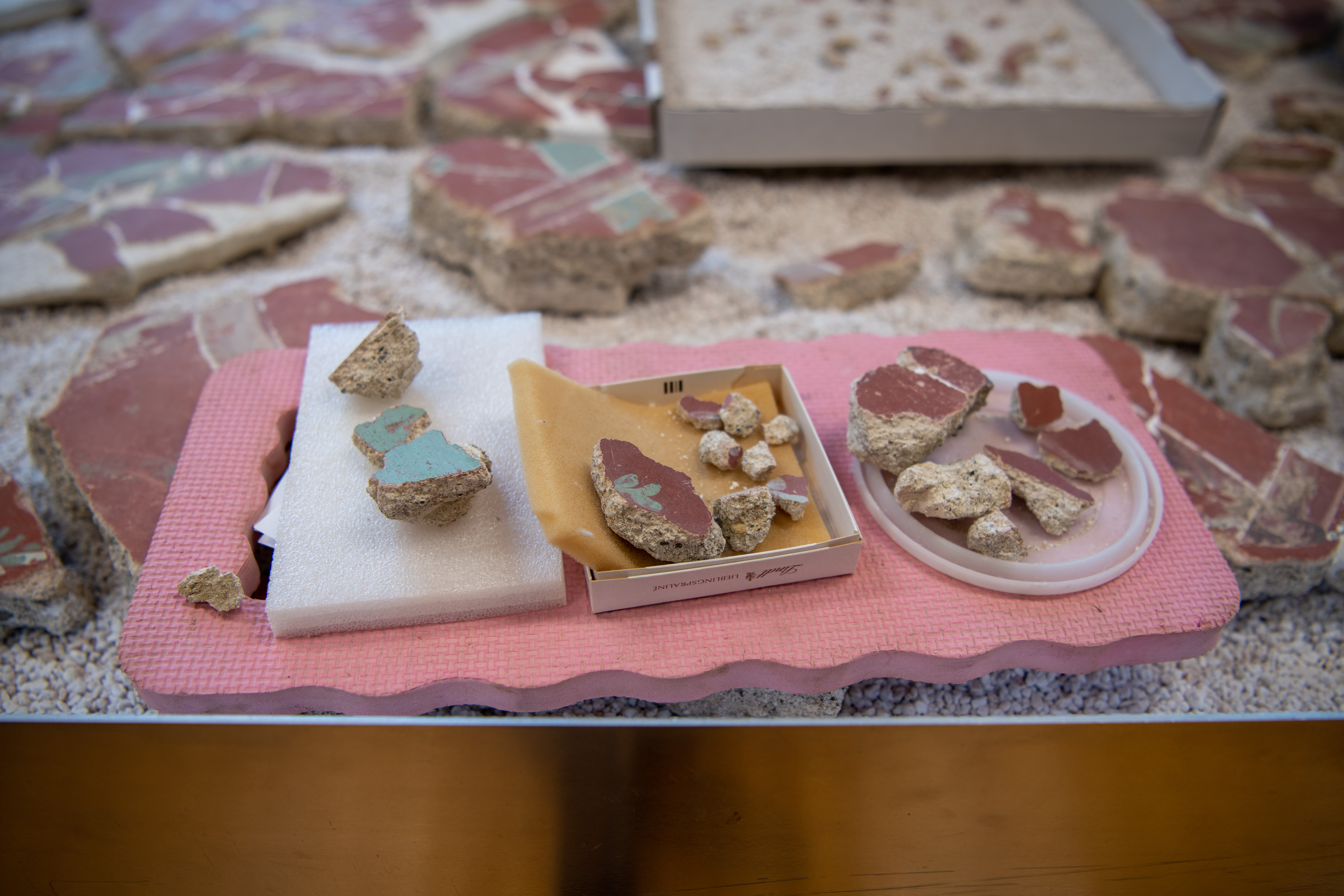 Ostanki stropne poslikave iz antične vile v Celju (Foto: Egon Parteli/N1)