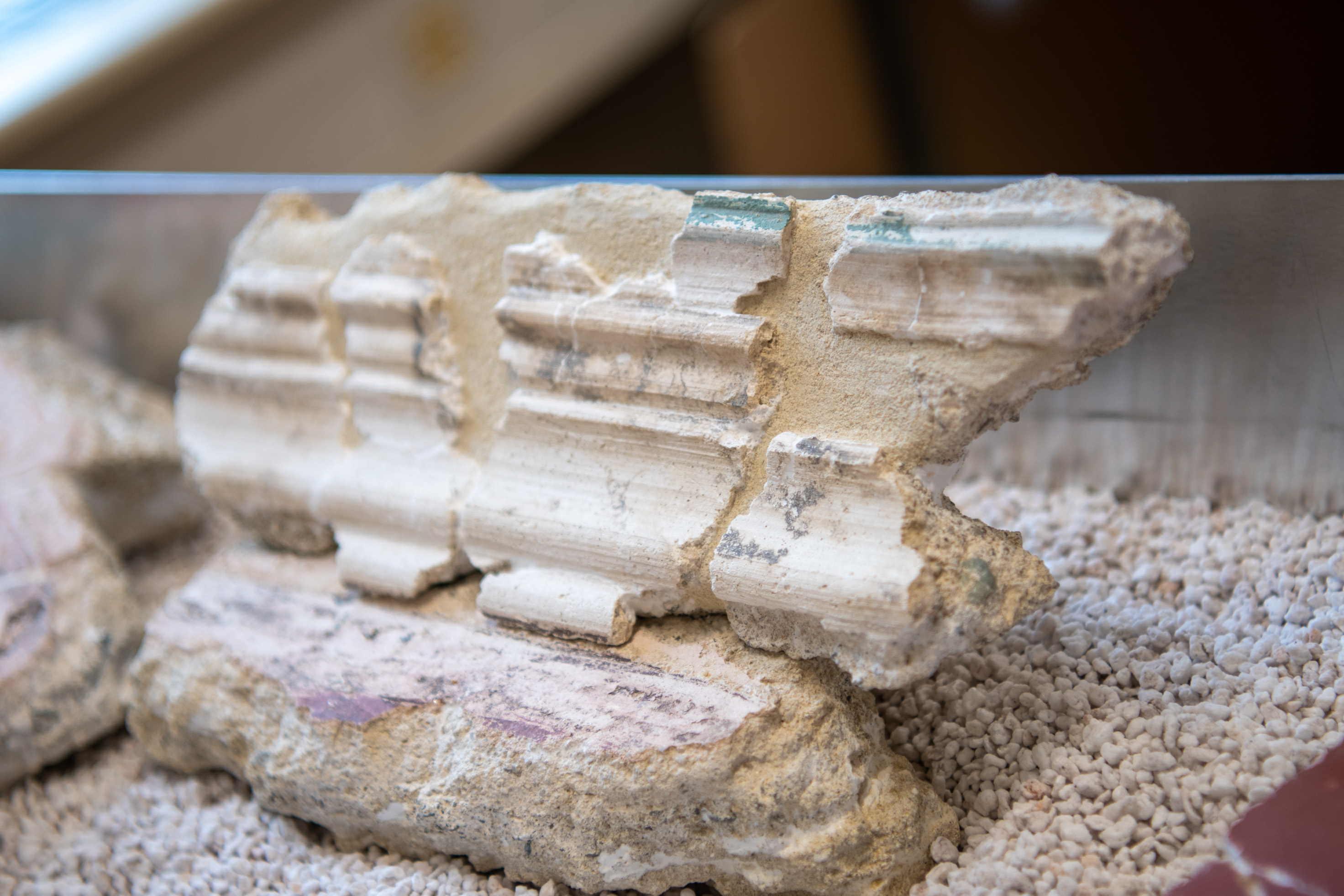 Ostanki stropne poslikave iz antične vile v Celju (Foto: Egon Parteli/N1)