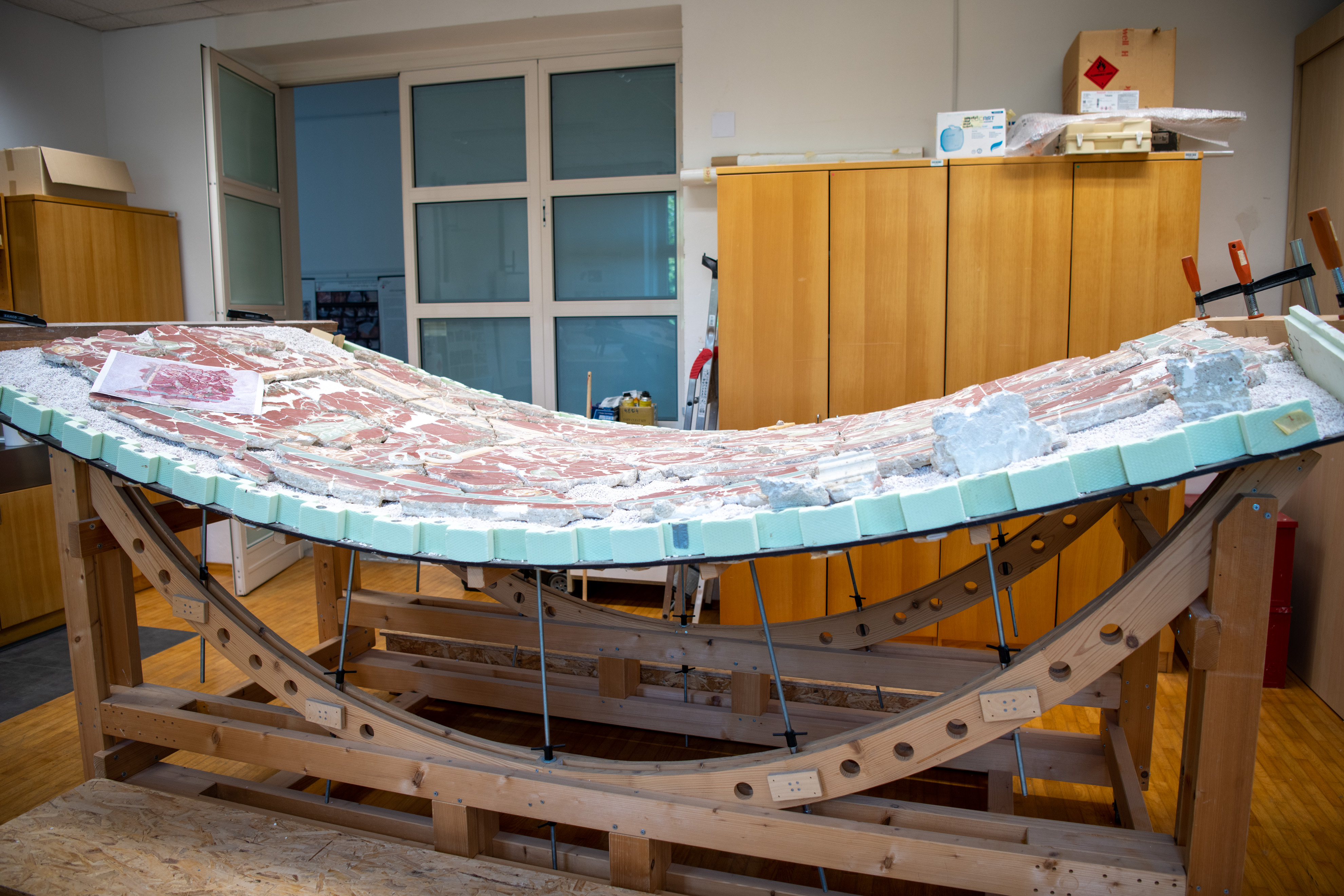 Ostanki stropne poslikave iz antične vile v Celju (Foto: Egon Parteli/N1)