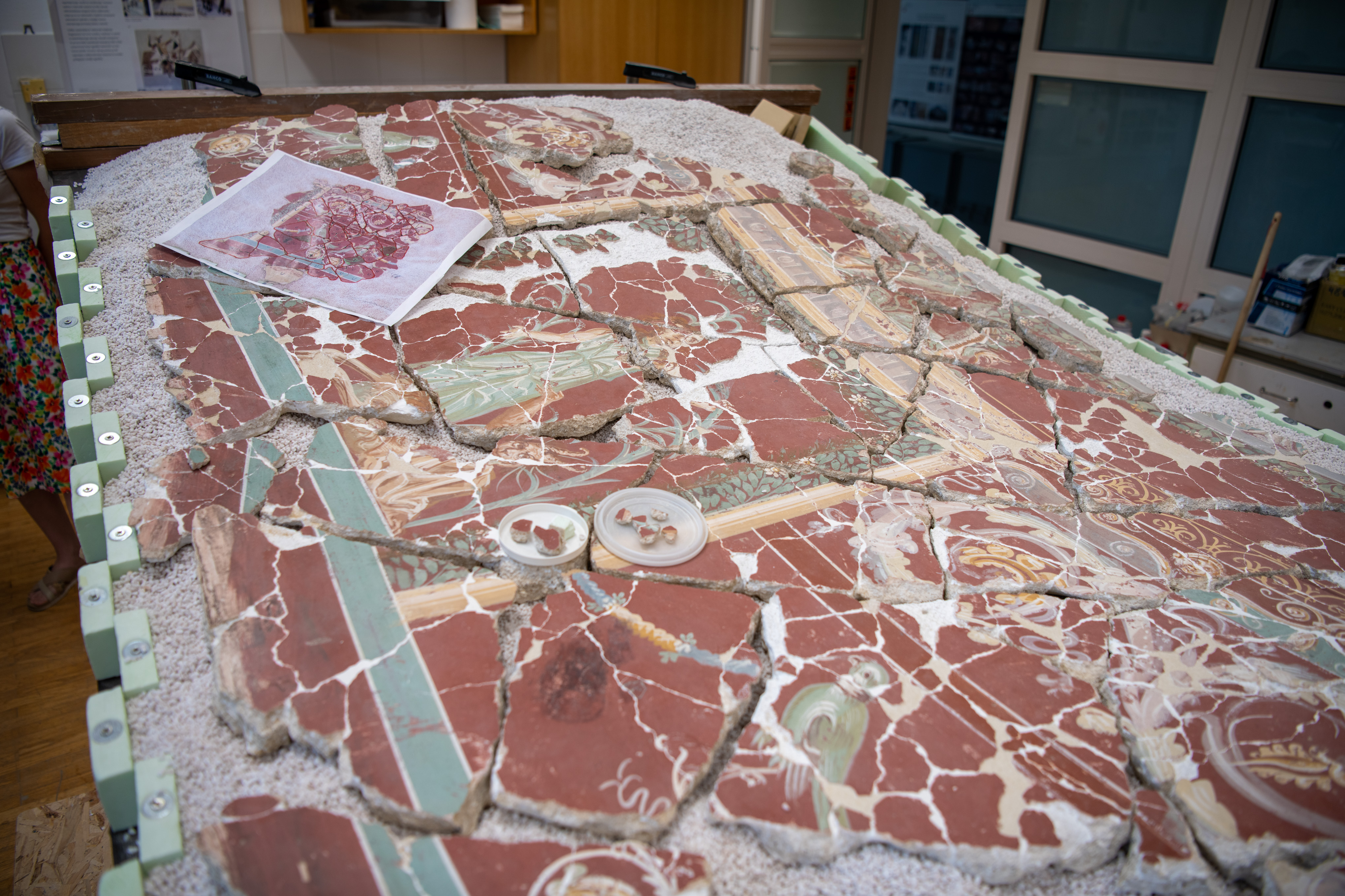 Ostanki stropne poslikave iz antične vile v Celju (Foto: Egon Parteli/N1)