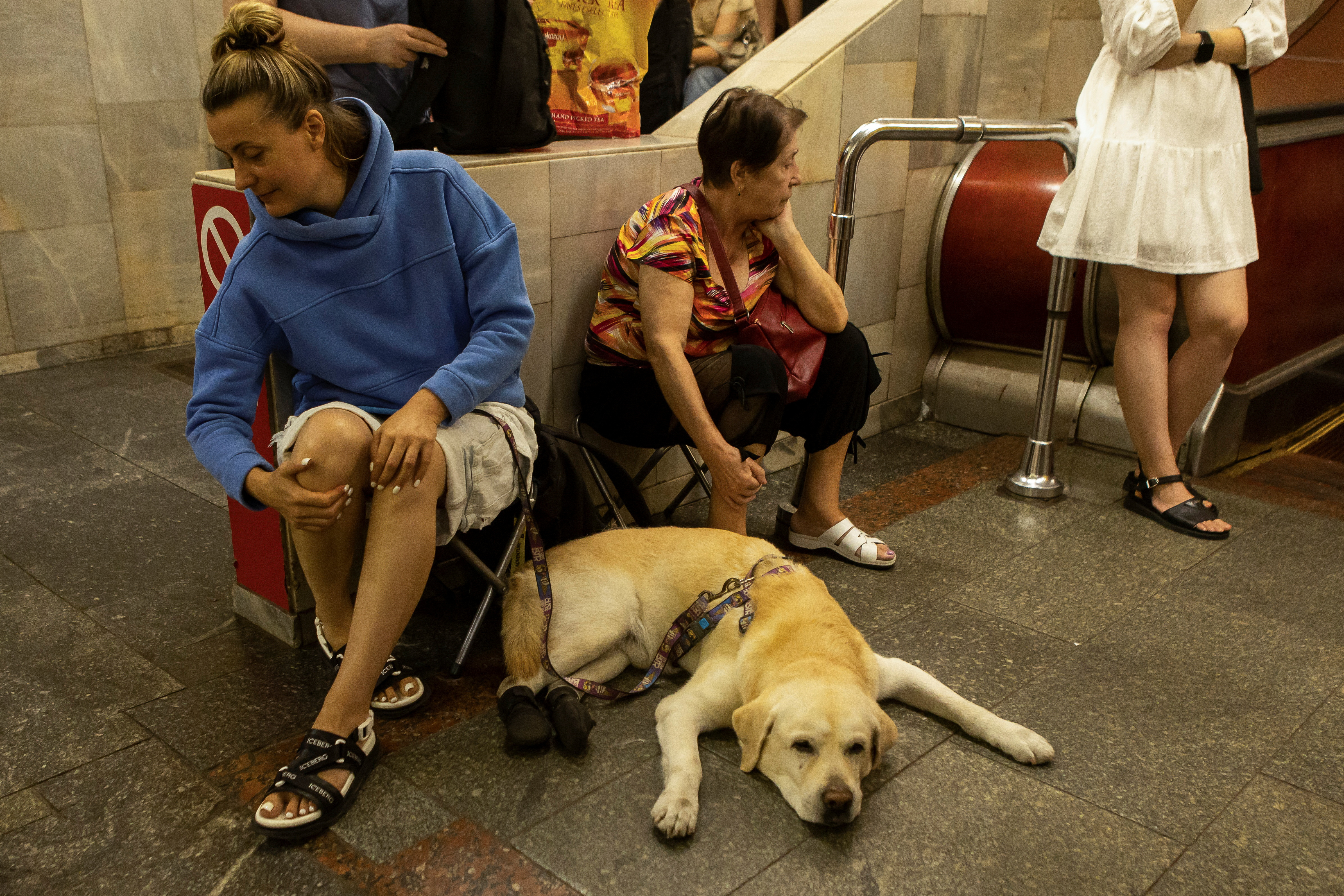 Ljudje so se med napadi na Kijev zatekli v metro. (Foto: Yevhenii Zavhorodnii/REUTERS)