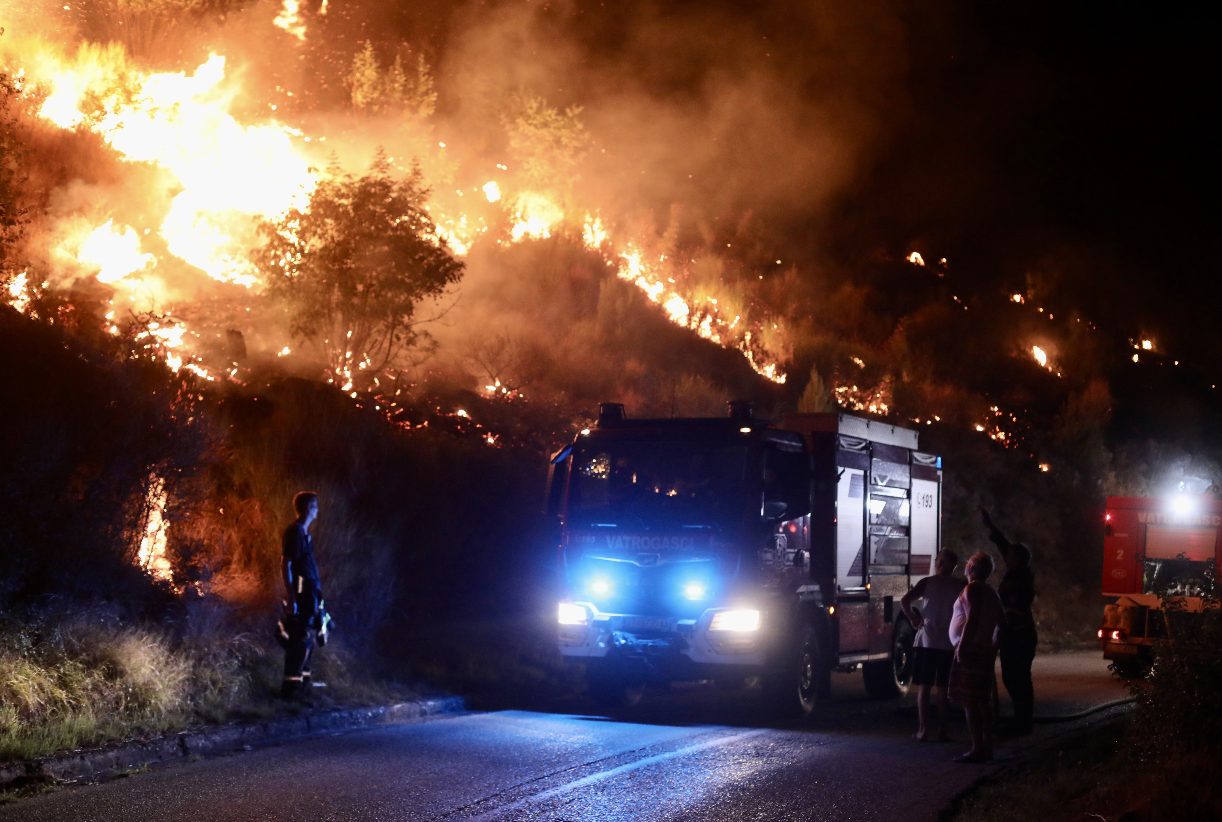 split, požar, donje sitno, žrnovnica, gasilci, hrvaški gasilci