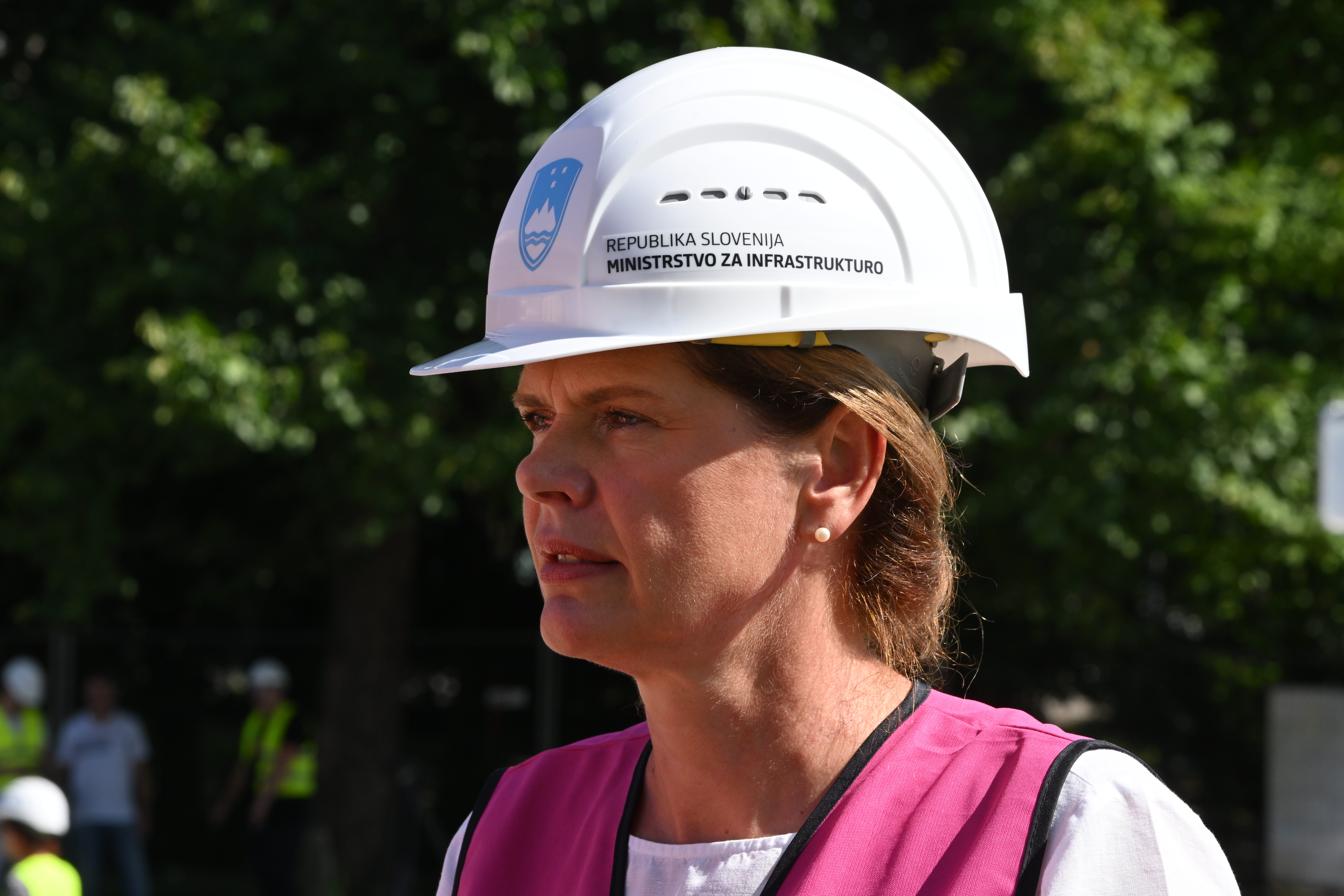 Ministrica za infrastrukturo Alenka Bratušek in vodstvo Direkcije RS za infrastrukturo ogled gradbišča nadomestnega železniškega nadvoza na Dunajski cesti