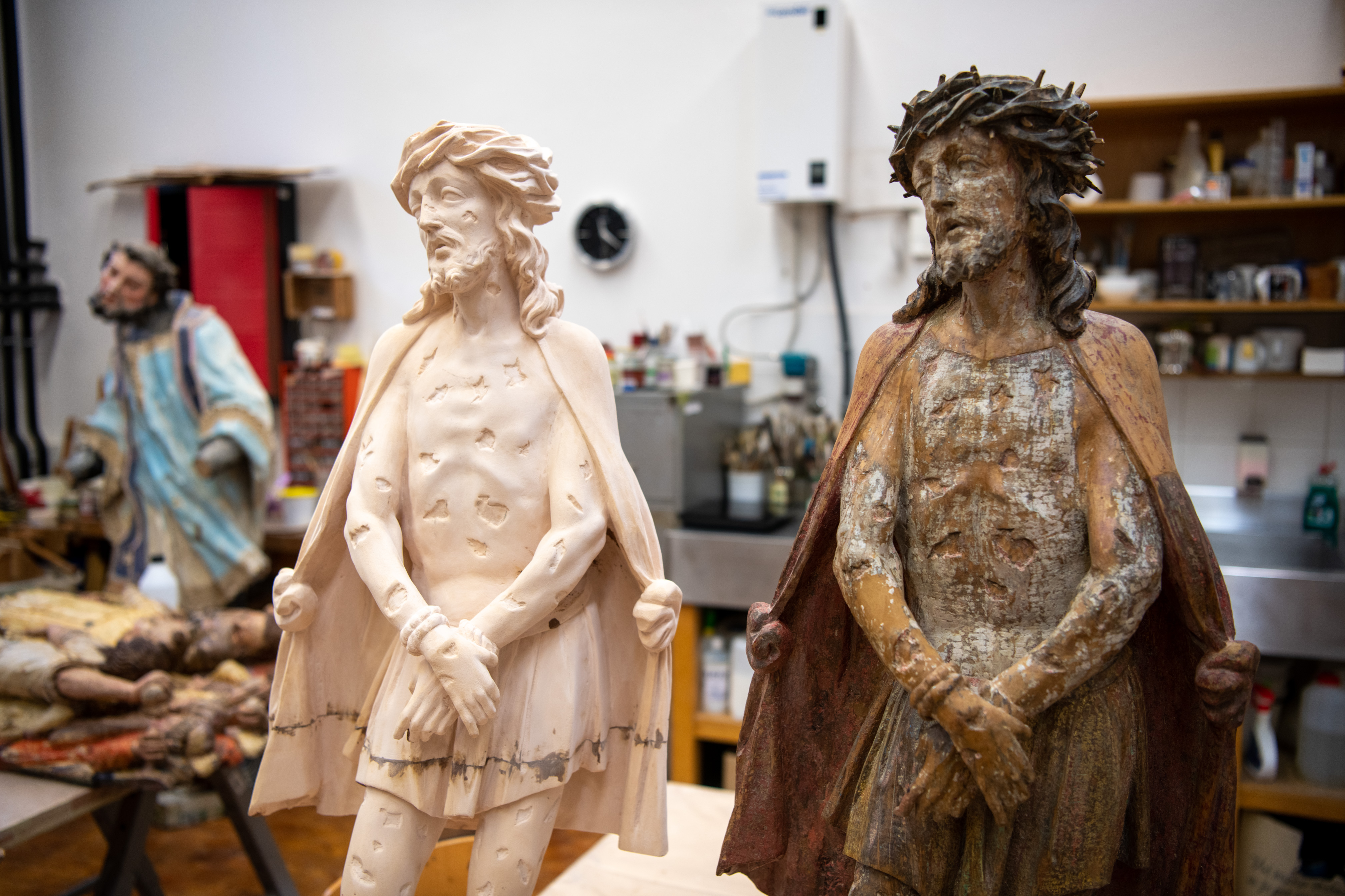 Originalni kip vstalega Kristusa (desno) in kopija (levo)/ Foto: Egon Parteli/N1