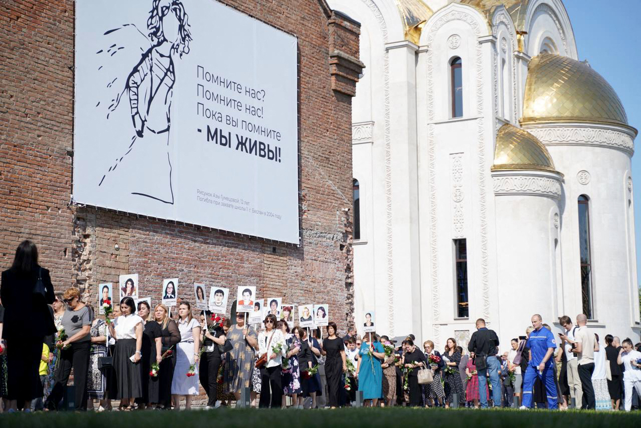 Rusija, talci, obeležitev, šola