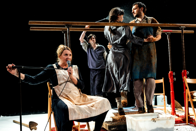 Prizor iz predstave Boj na požiralniku