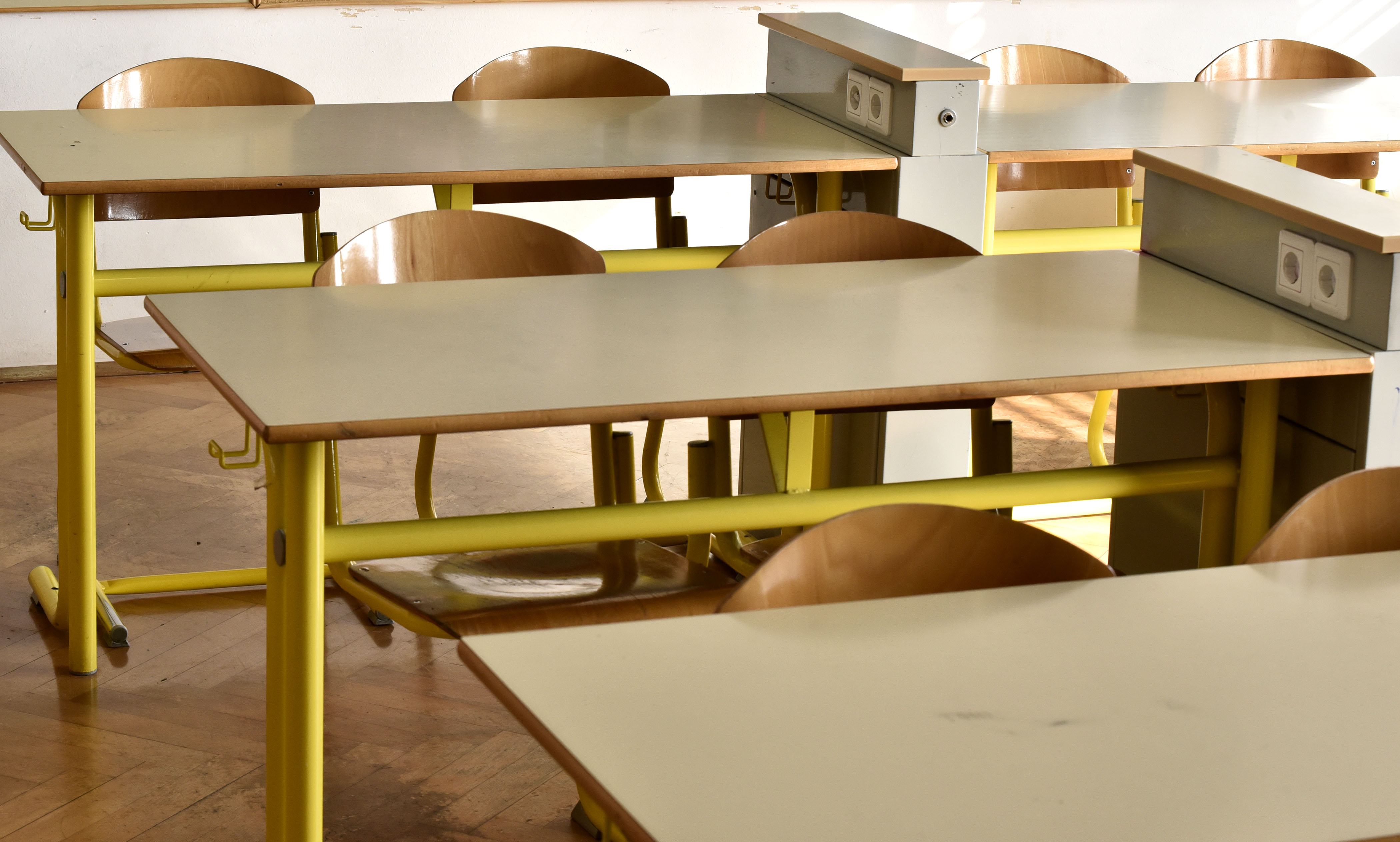 prazna šolska učilnica