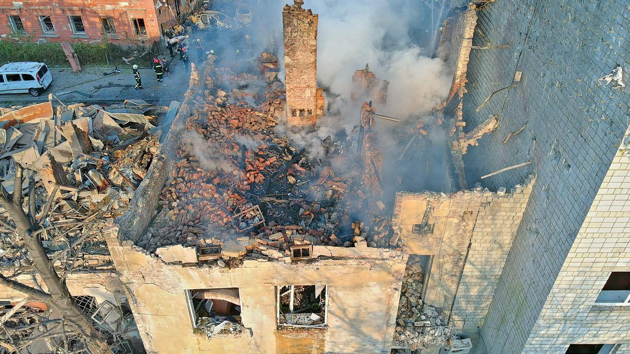 Posledice zračnega napada na Lvov  (Foto: State Emergency Service of Ukraine/Handout via REUTERS)