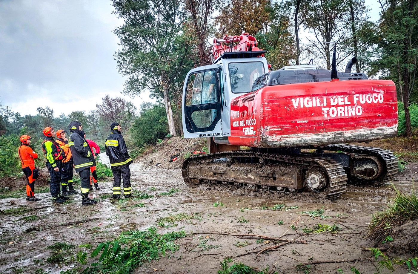 Gasilci iščejo 58-letnega moškega, ki je delal na traktorju. (Foto: ANSA/TINO ROMANO/PROFIMEDIA)