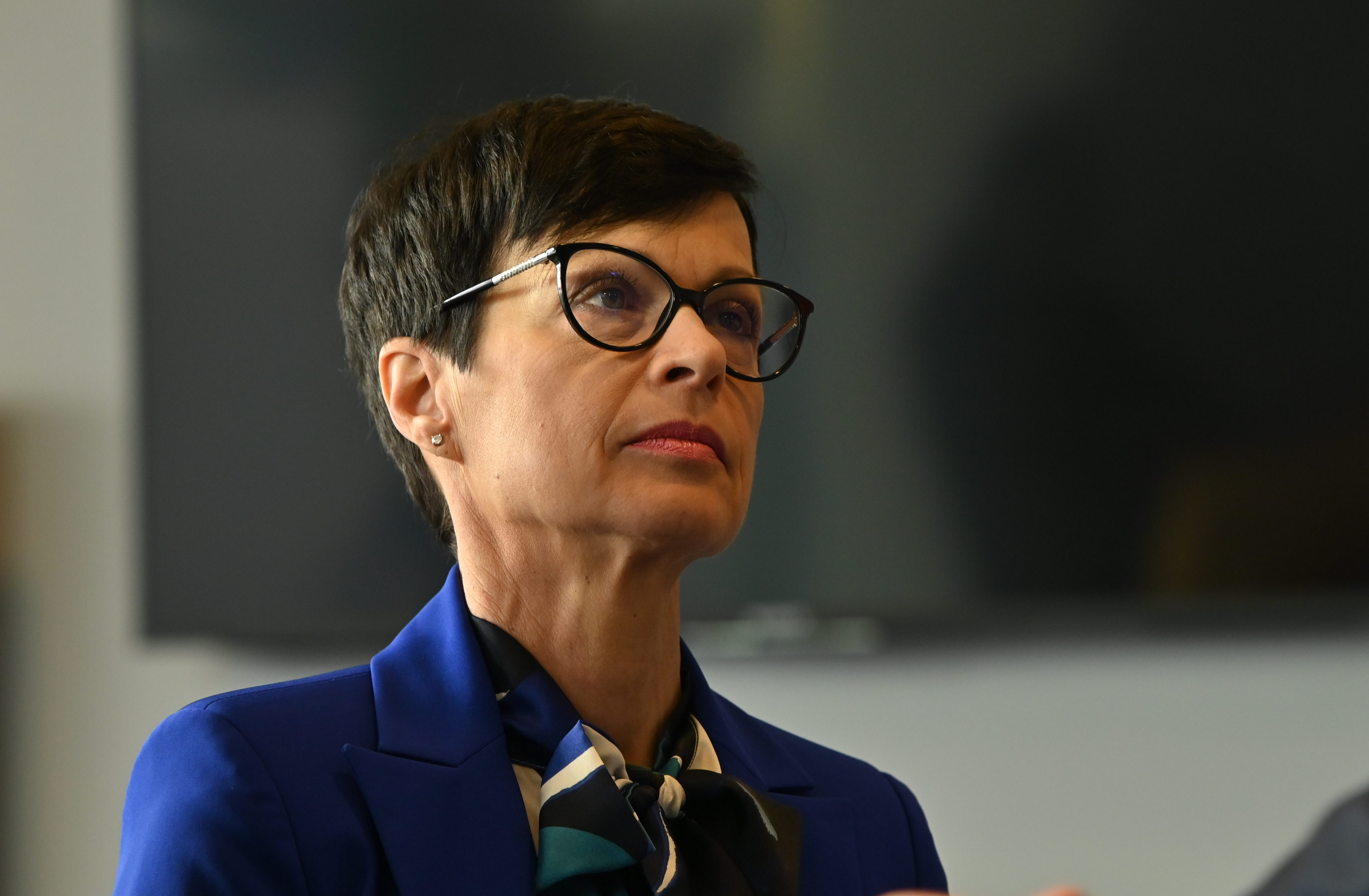 Podpis zaveze o delovanju RTV Slovenija in Združenja Ona ve na področju enakosti spolov podpis Zvezdan Martić Marta Kos