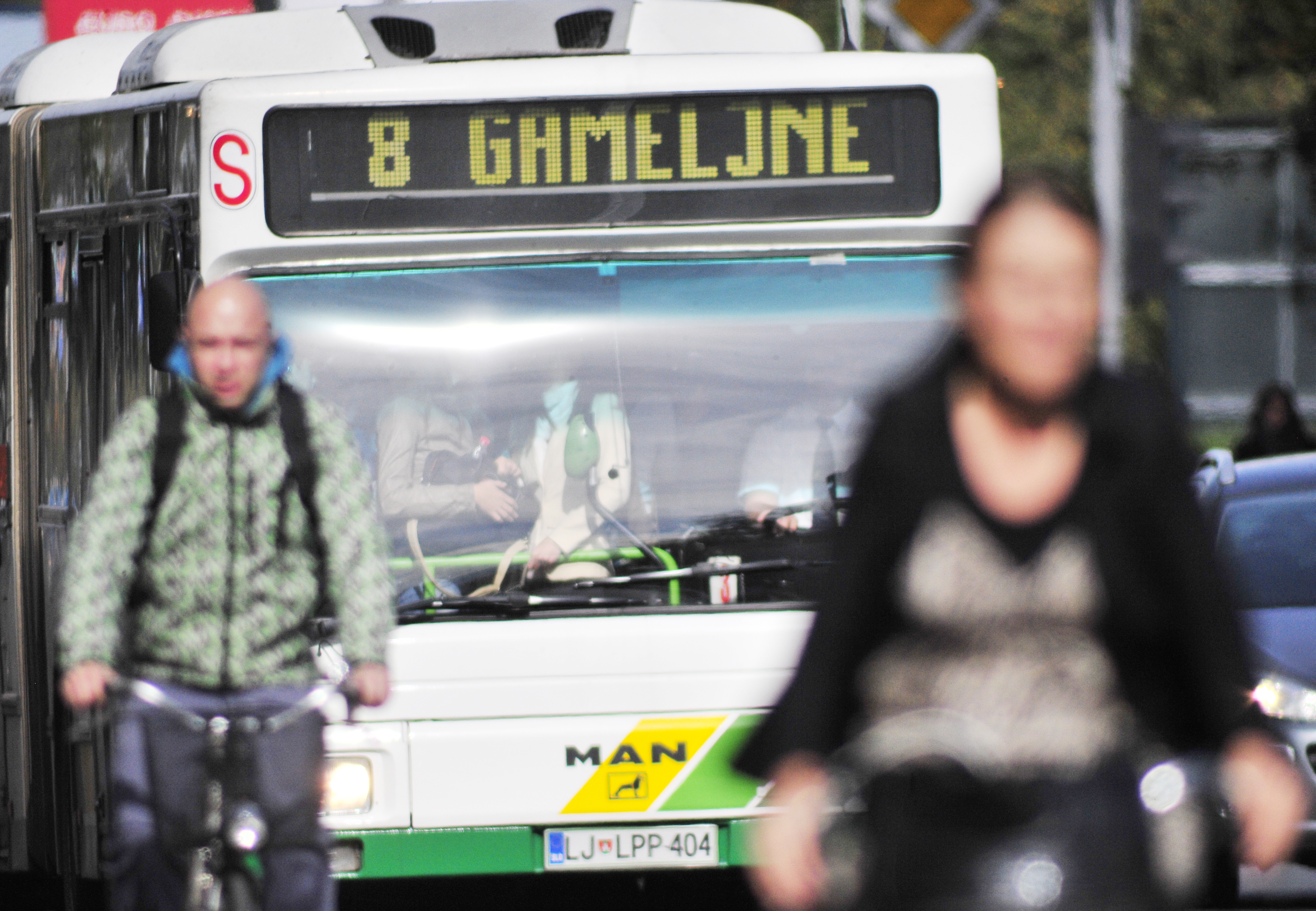 PROMET AVTO AVTOMOBILI CESTA SEMAFOR KOLESAR