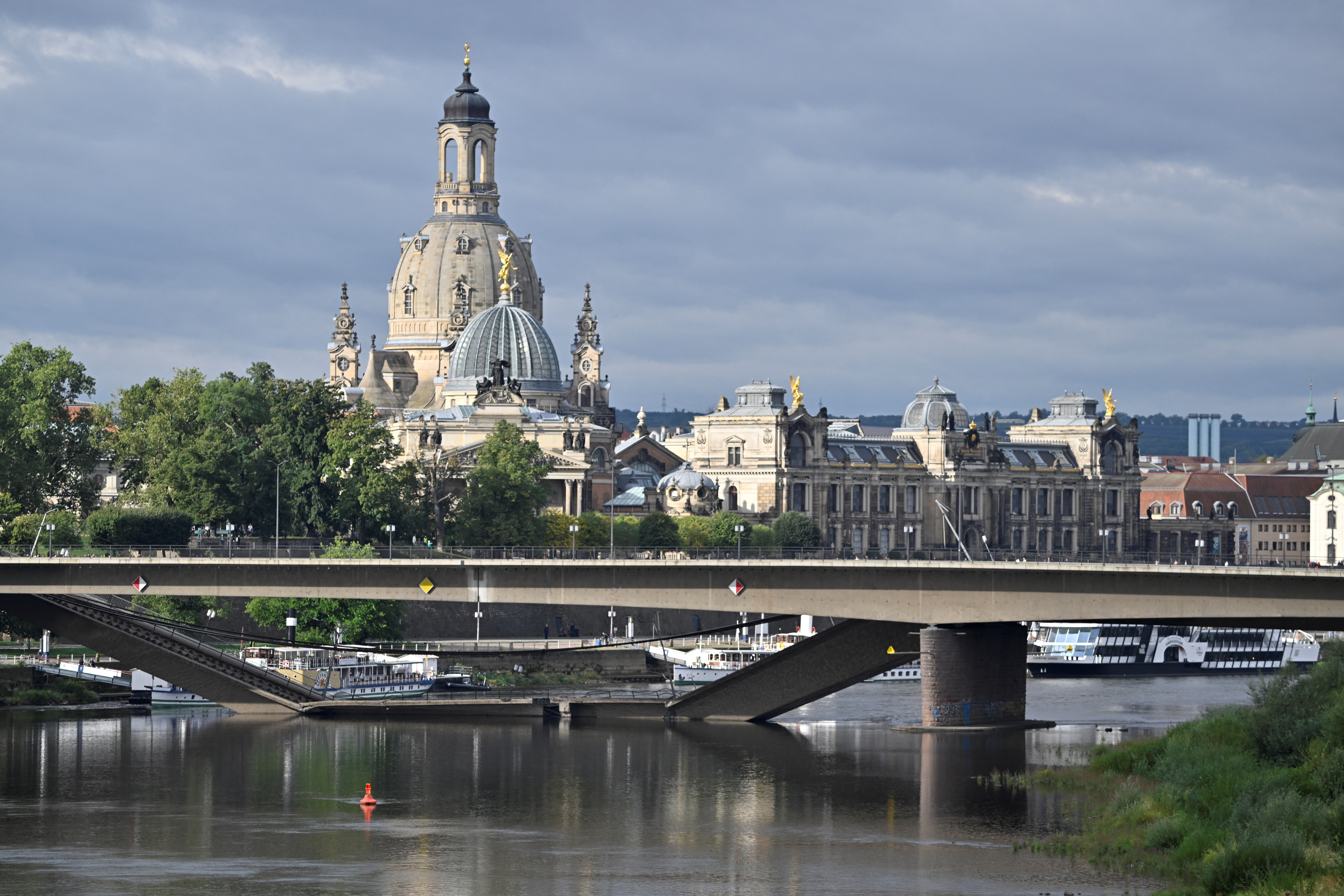 Delno zrušen most v Dresdnu (Foto: Matthias Rietschel/REUTERS)
