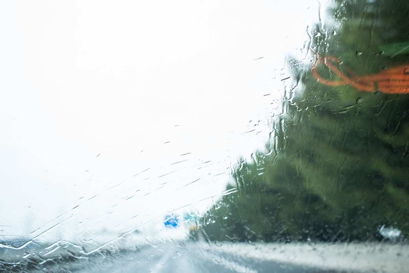 vreme, oblačno, plohe, cesta