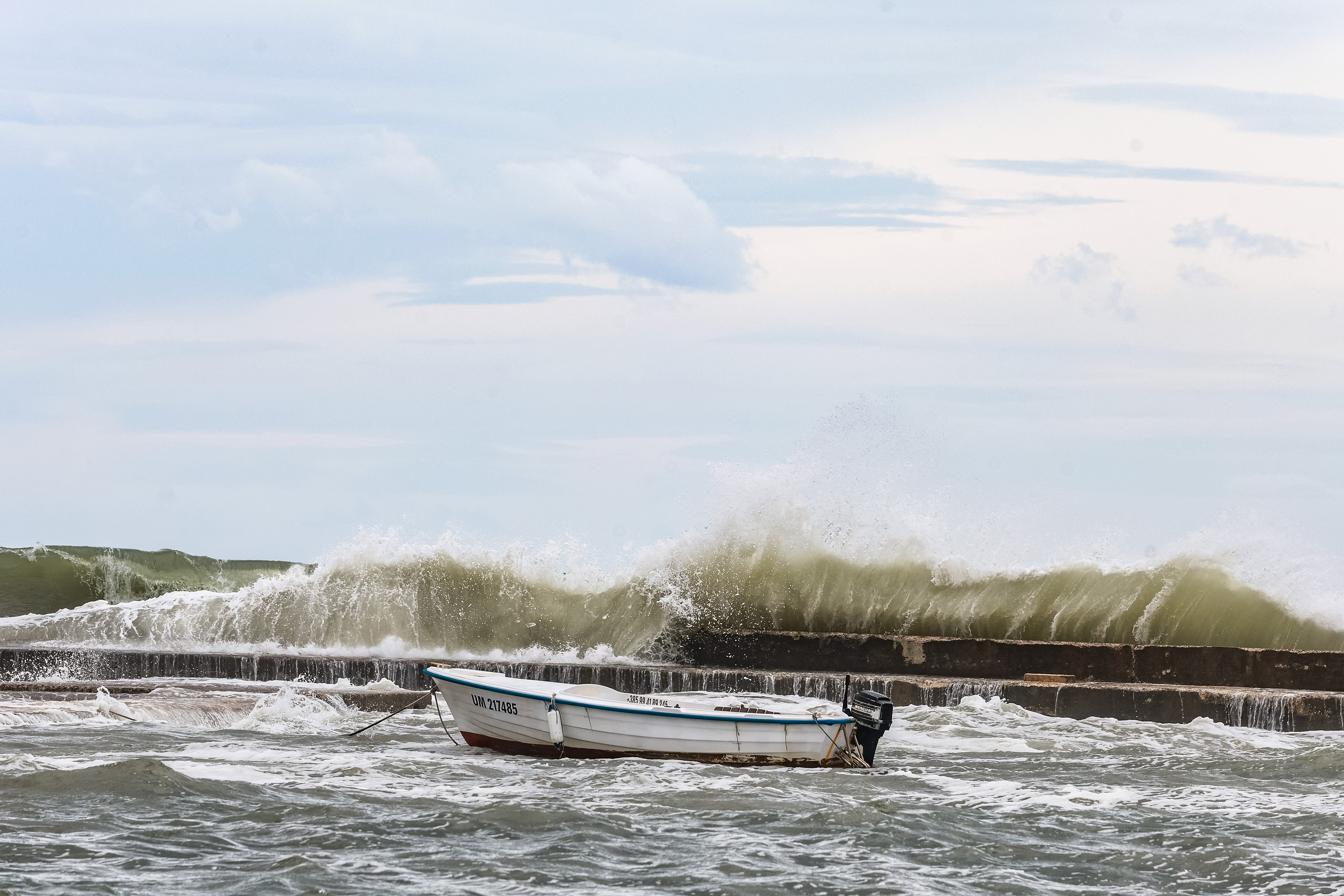Visoki valovi v Umagu  (Foto: Srecko Niketic/PIXSELL/BOBO)