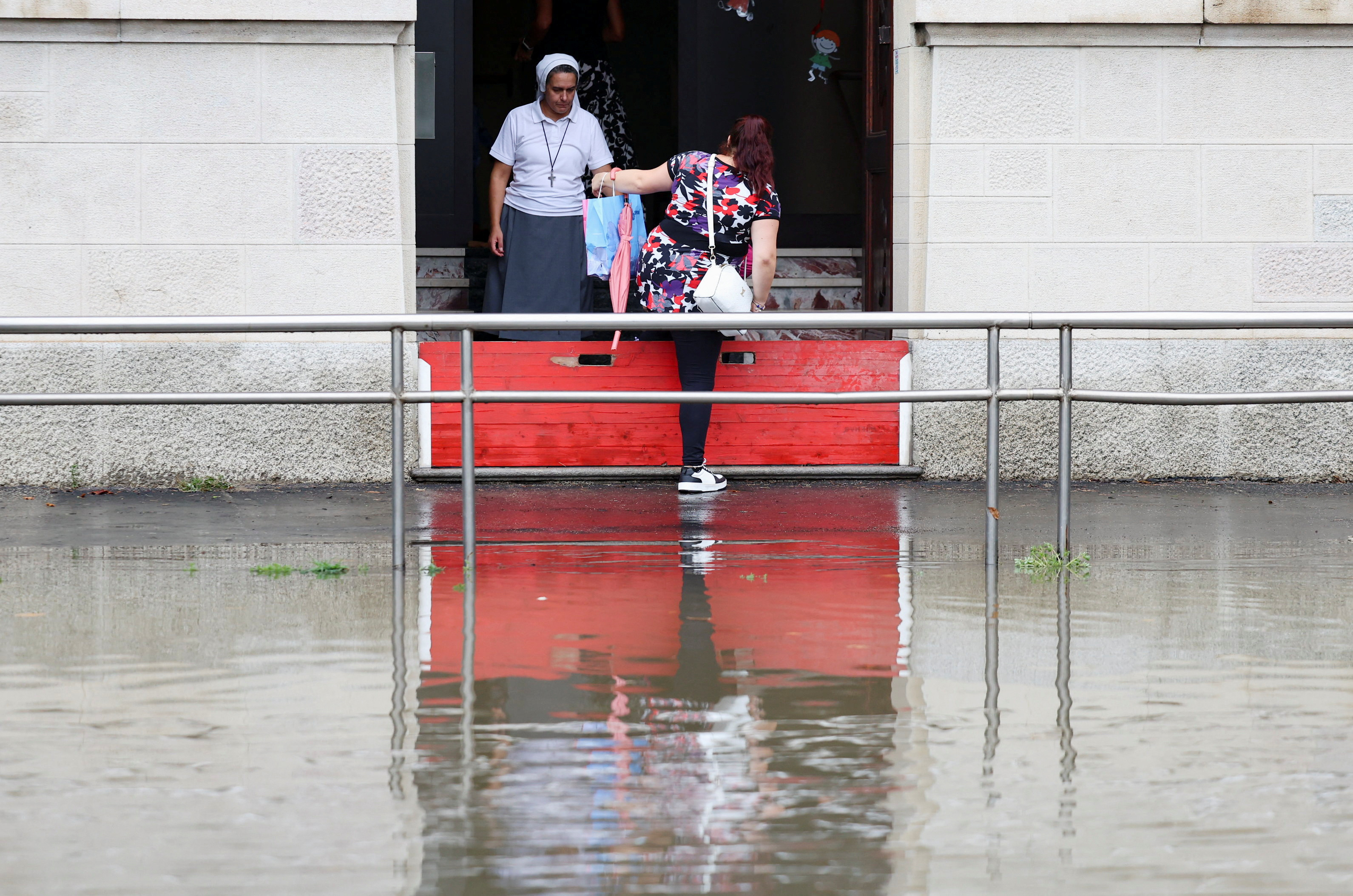 Zaradi močnega deževja je že v začetku septembra poplavilo milanske ulice. (Foto: REUTERS)