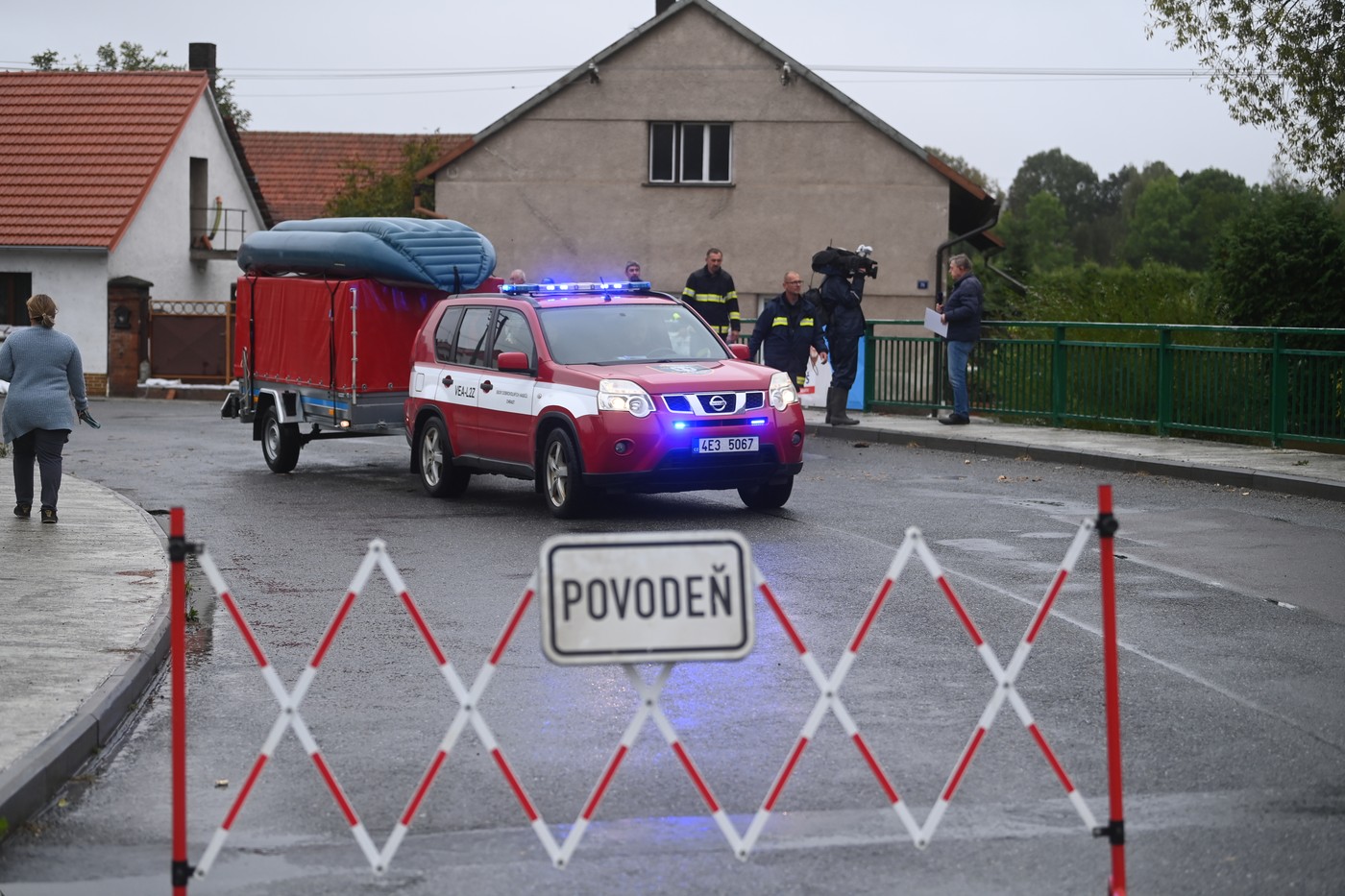 zaplavená obec Luže, rozvodněná řeka Novohradka, záplavy, povodně, hasiči, uzávěra