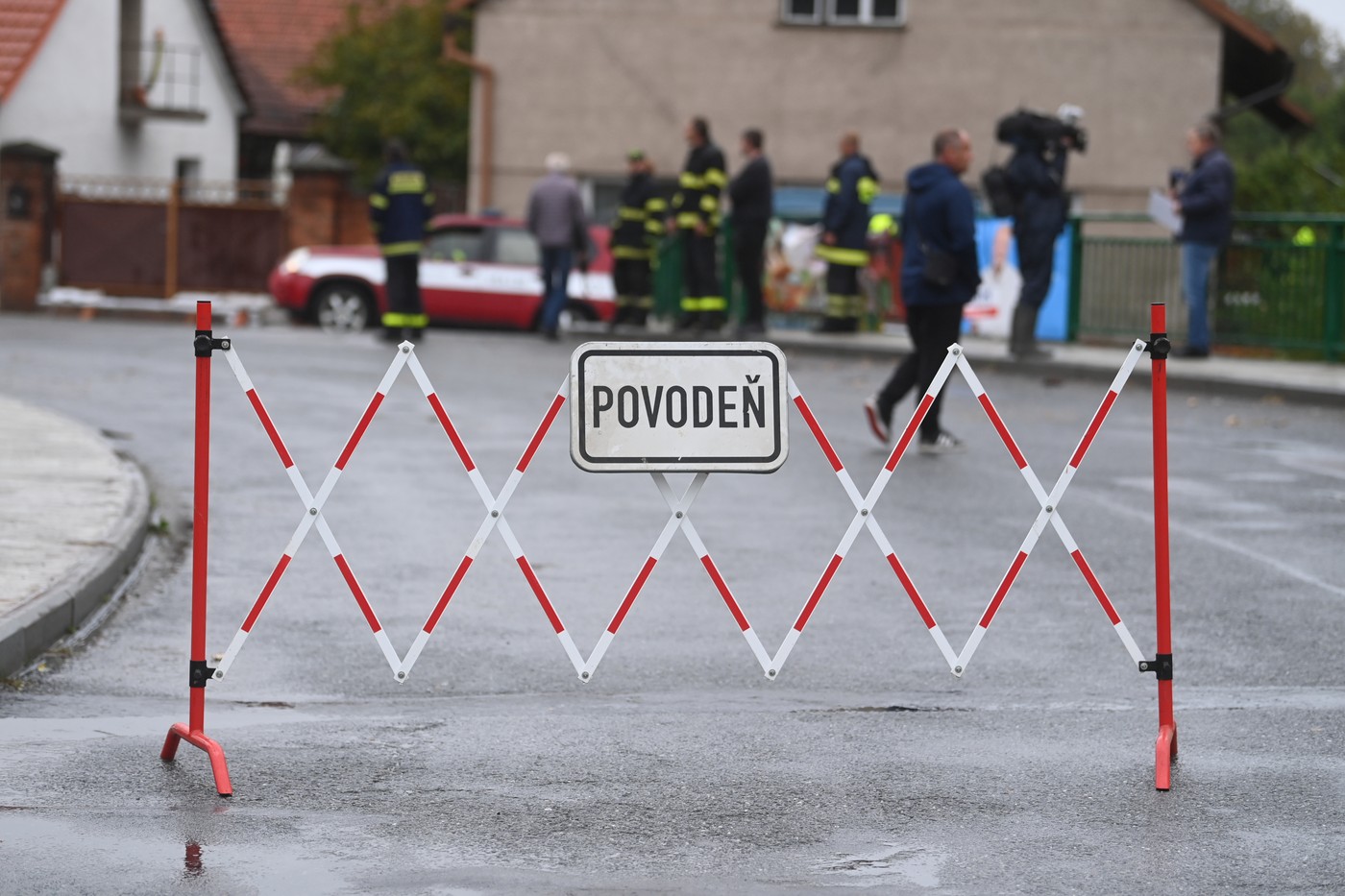 zaplavená obec Luže, rozvodněná řeka Novohradka, záplavy, povodně, hasiči, uzávěra