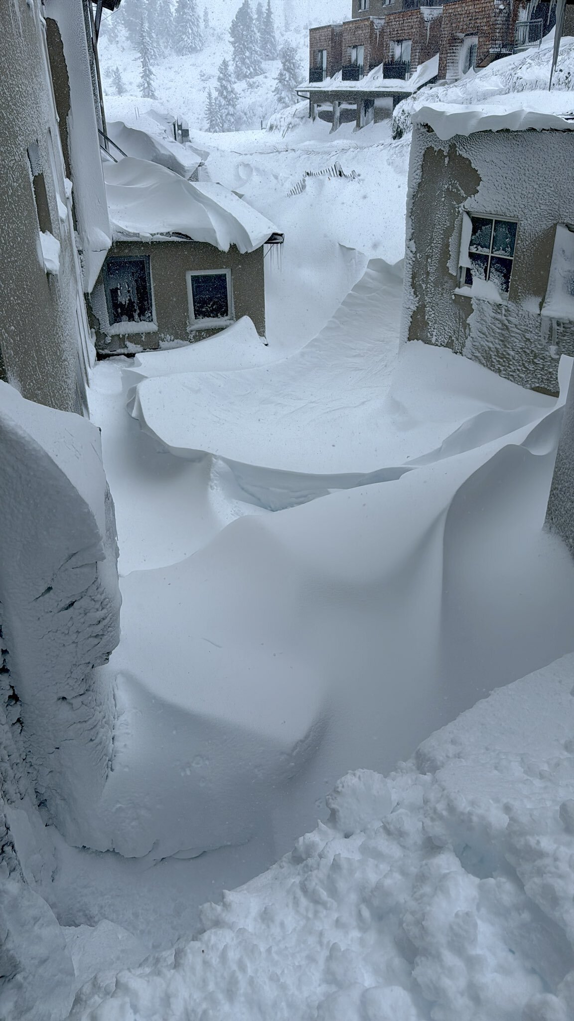 Debela septembrska snežna odeja v Obertauernu (Foto: omrežje X)