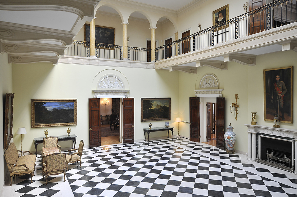 Črno-beli salon v Belem dvoru (Foto; ROYALFAMILY.ORG)
