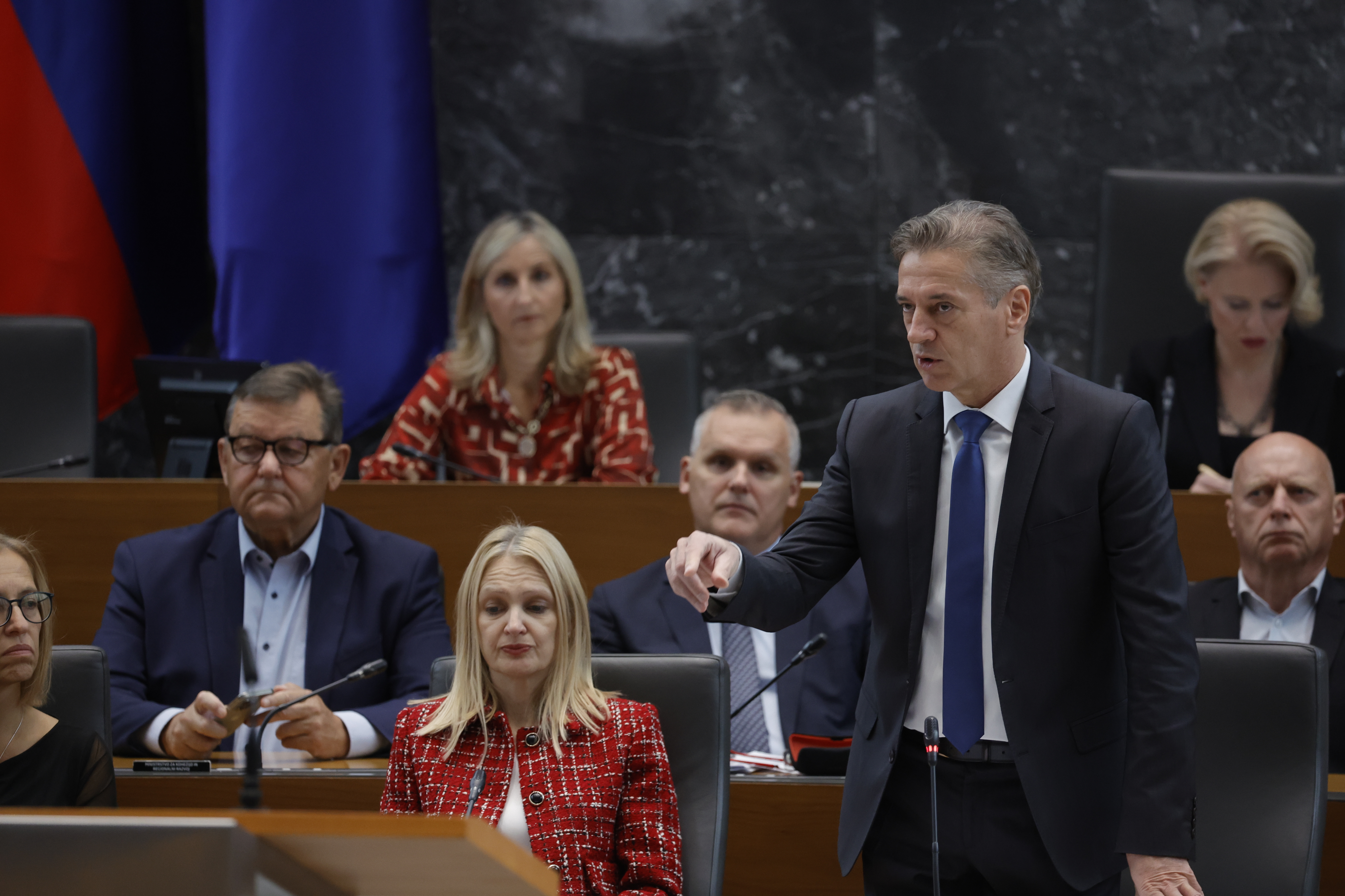 Robert Golob na seji DZ