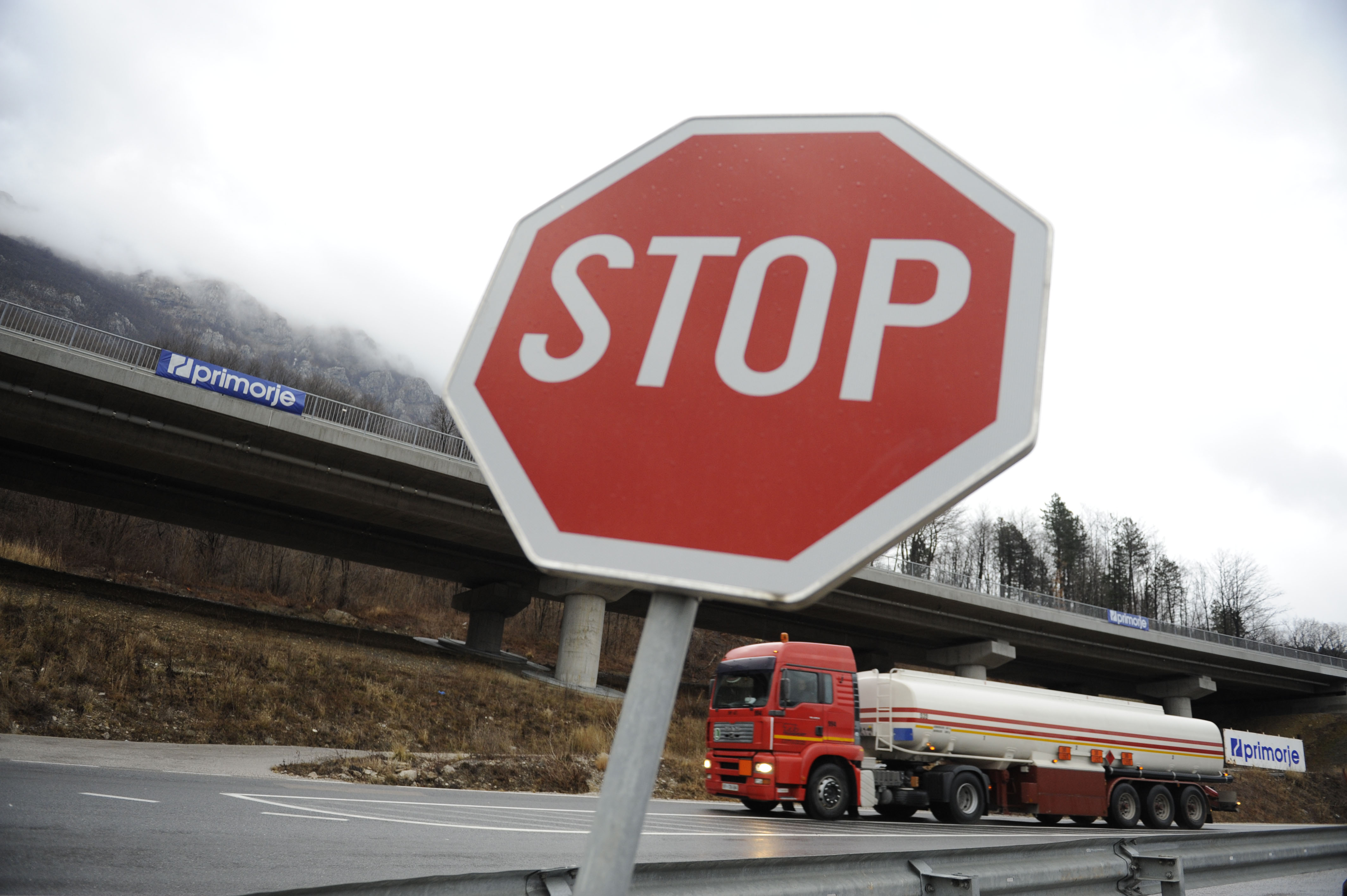 REBERNICE PROMET CESTA TOVORNJAKI AVTOMOBILI STOP ZNAK