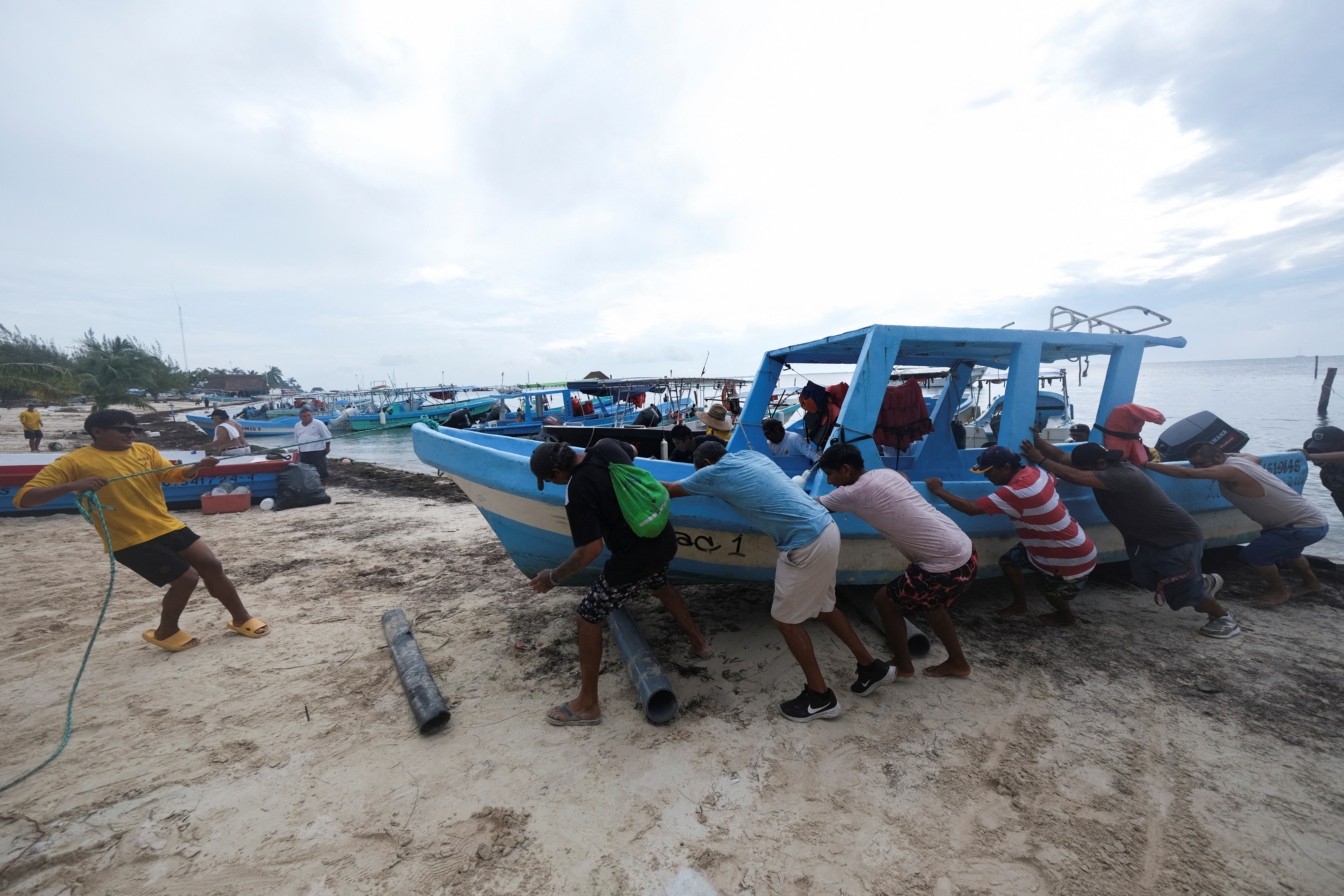 Priprave na prihod orkana Milton v Mehiki (Foto: REUTERS/Paola Chiomante)
