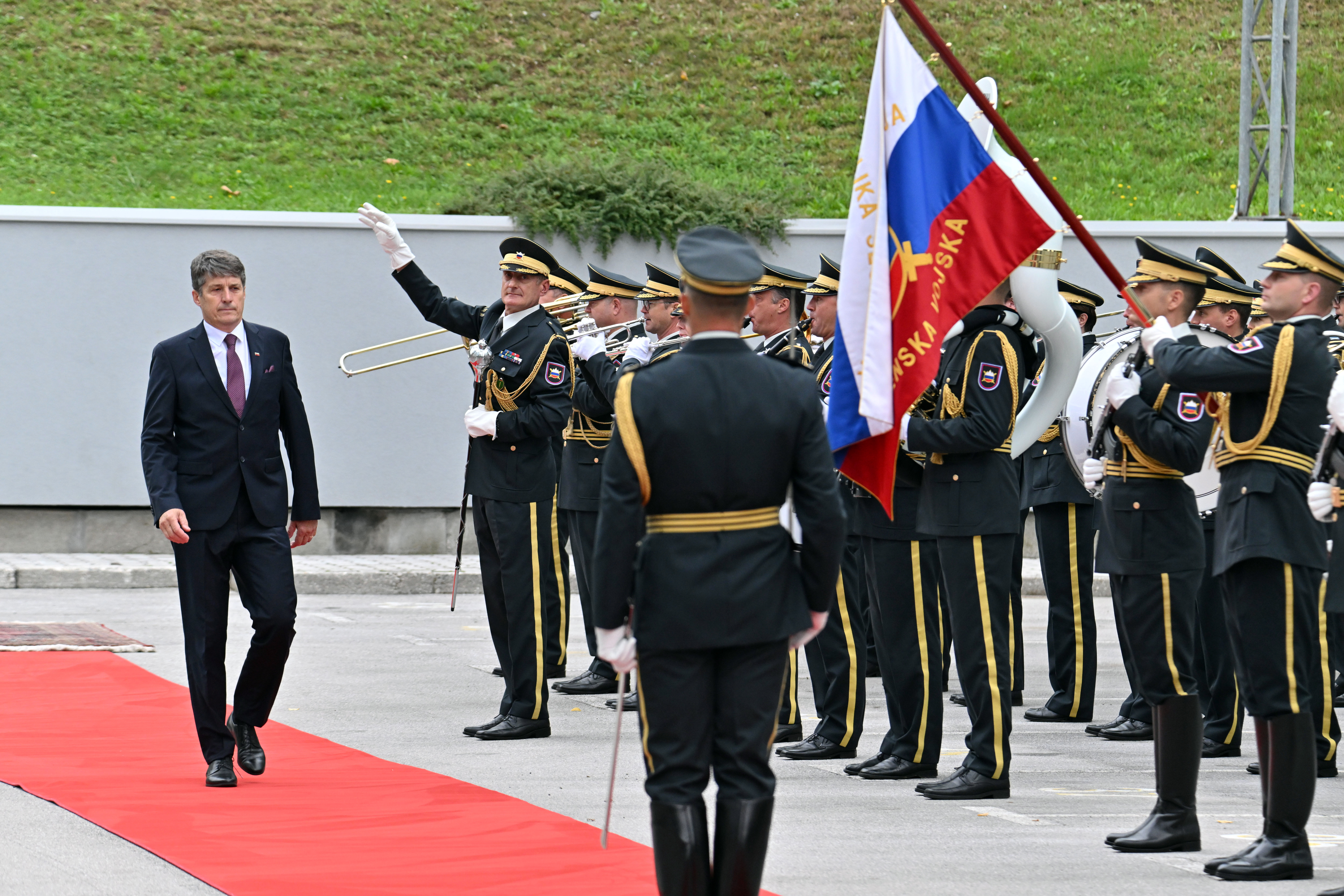Sprejem z vojaškimi častmi za Boruta Sajovica. (Foto: Žiga Živulović jr. /BOBO)