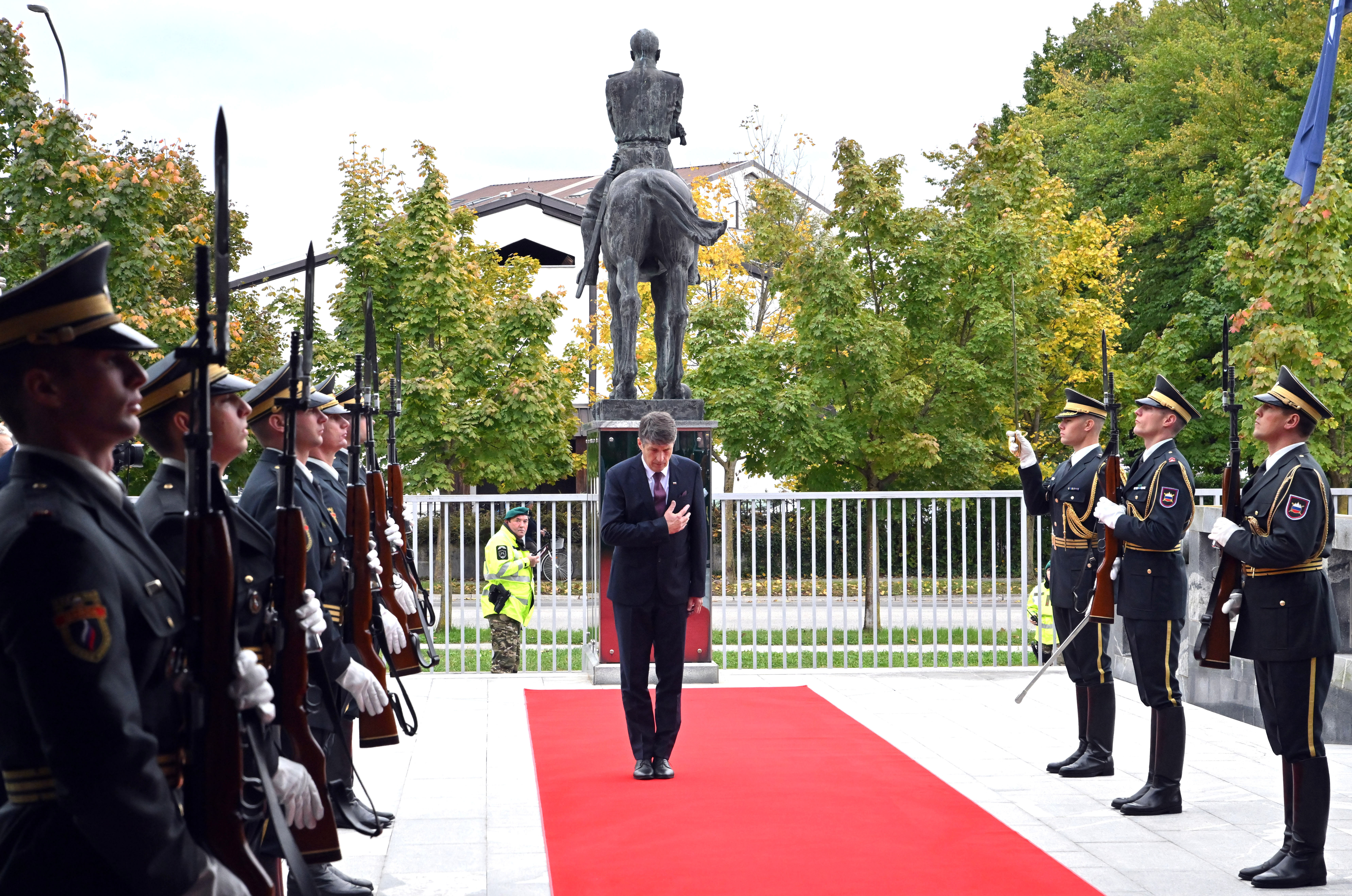 Sprejem z vojaškimi častmi za Boruta Sajovica. (Foto: Žiga Živulović jr. /BOBO)