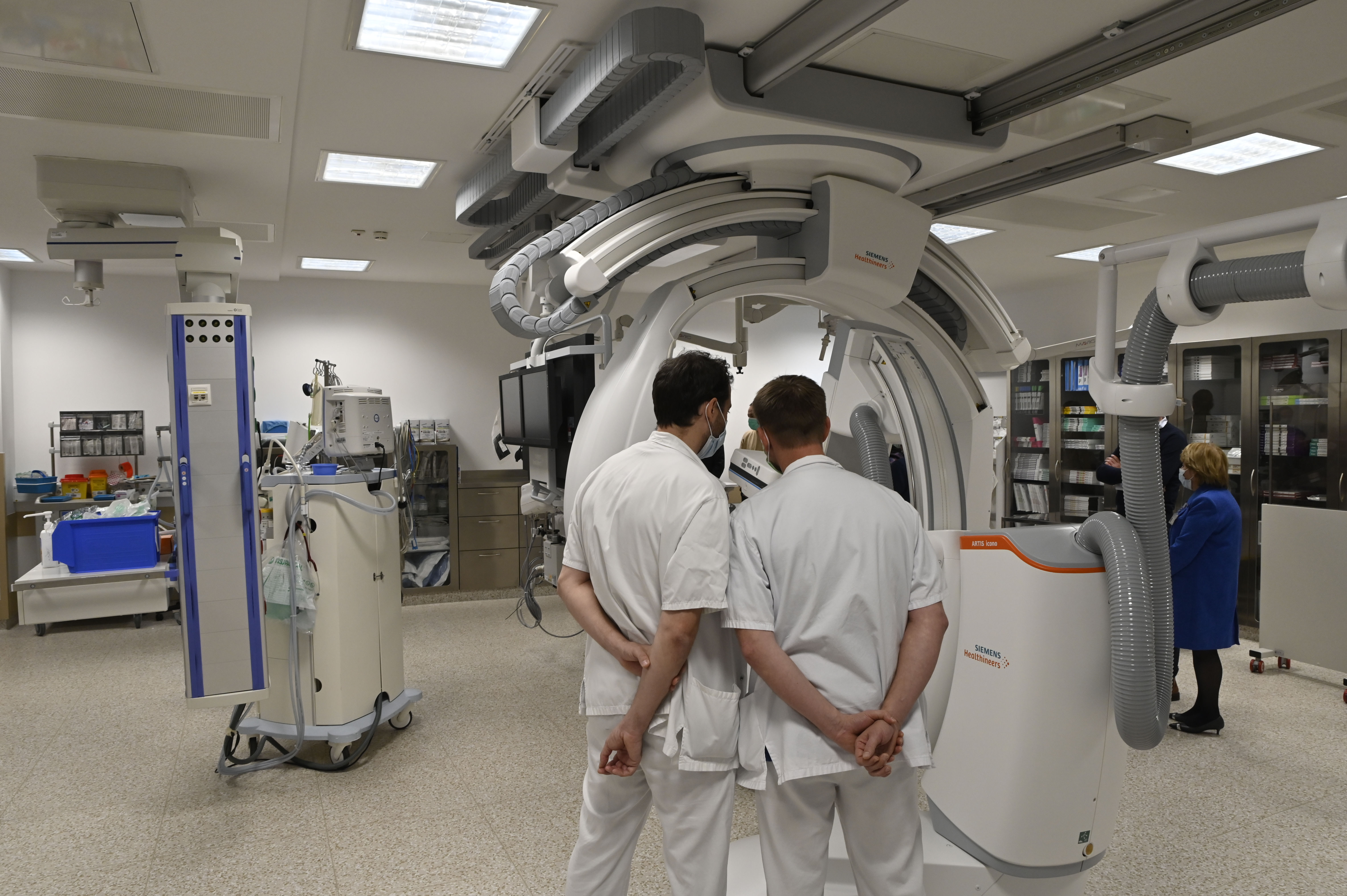 Nevrološka klinika prevzem angiografskega biplan aparata naprave za invazivne intervencijske posege in preiskave žilja možganov in hrbtenjače