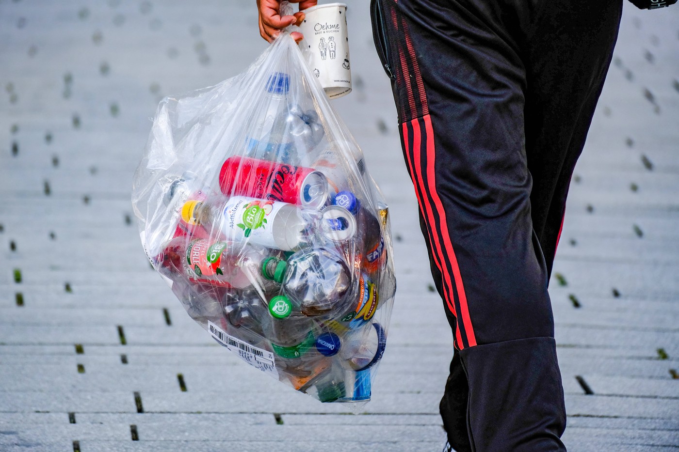 Düsseldorf 09.08.2024 Obdachloser Obdachlose Flaschensammler Dosensammler Leergut Flaschenpfand Dosenpfand Hausrat Hartz