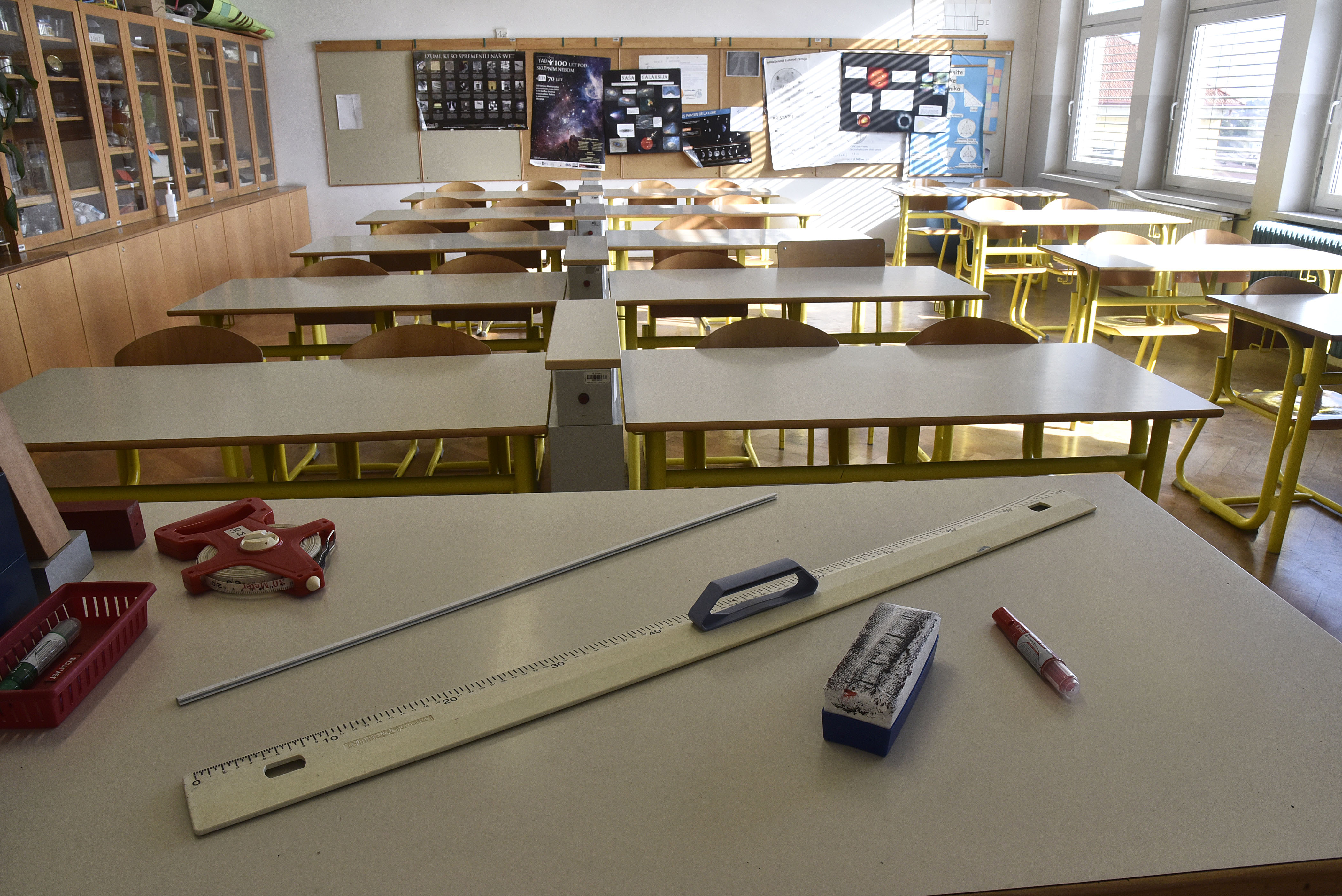 učilnica, šola, šolstvo, klopi