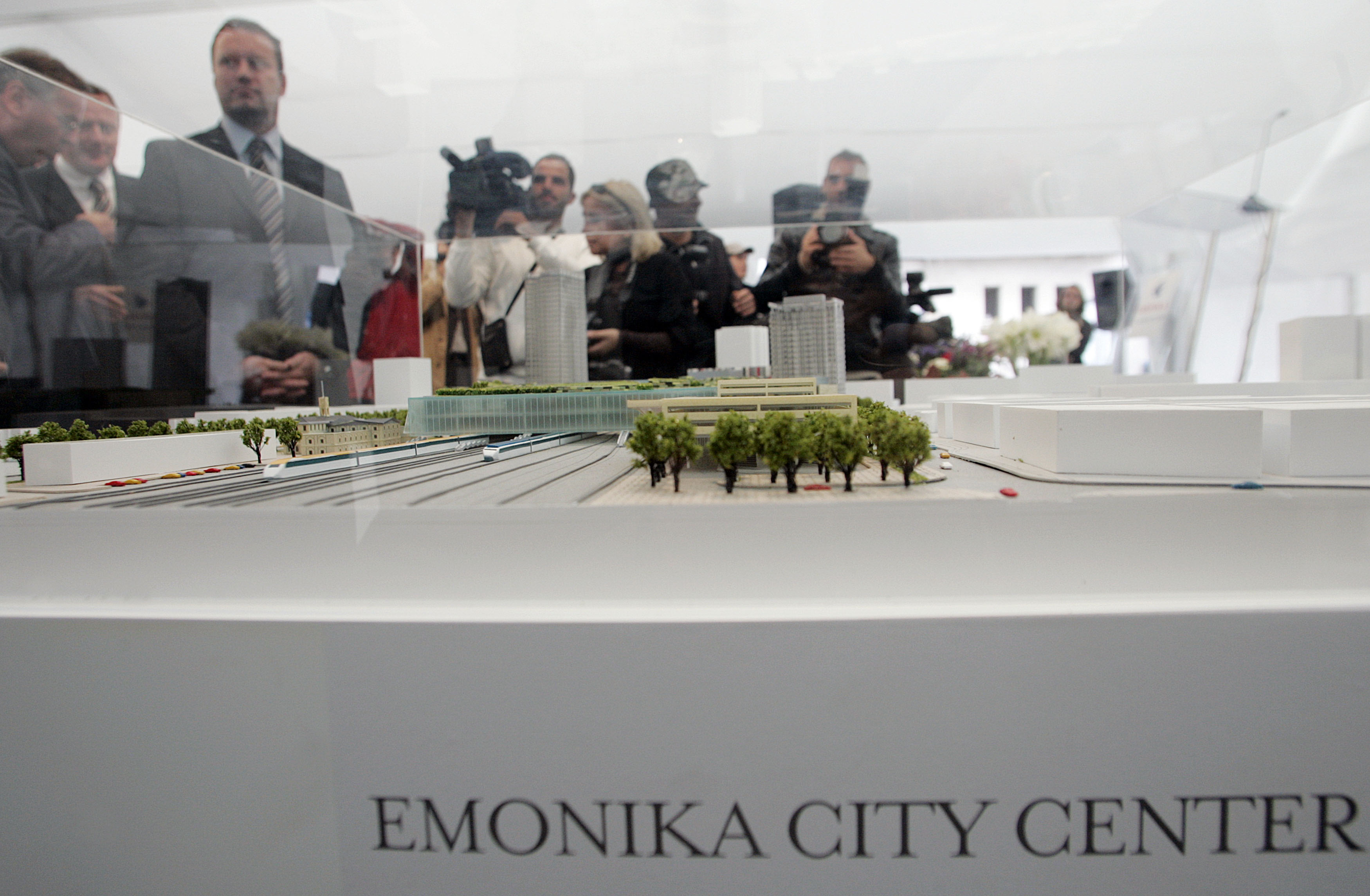 Z odkritjem spominske plošče so uradno začeli dela na ljubljanski železniški postaji (Foto: BOBO)