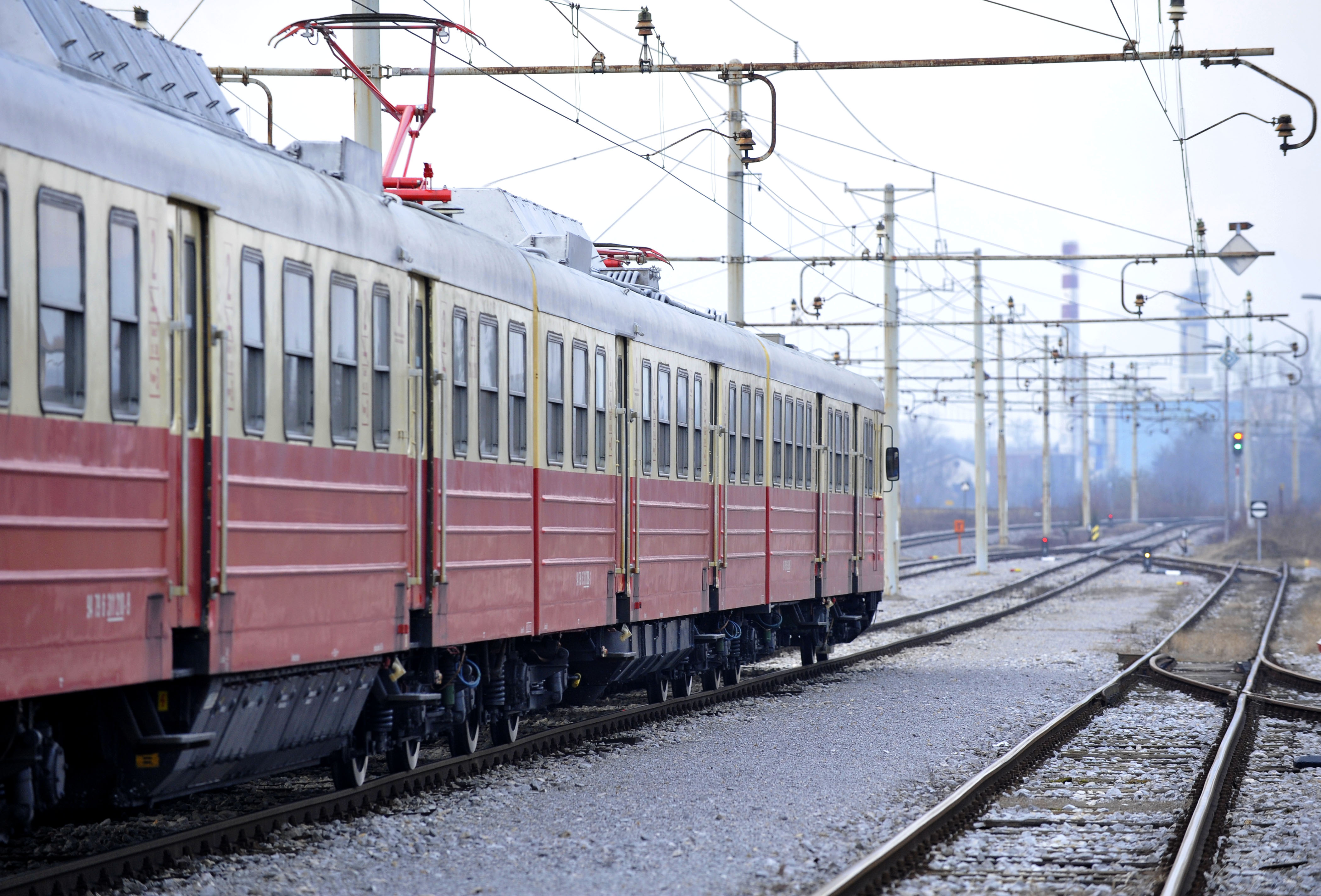 GOMULKA SLOVENSKE ZELEZNICE POSTAJA MEDVODE ZELEZNISKI PROMET LJUBLJANA JESENICE