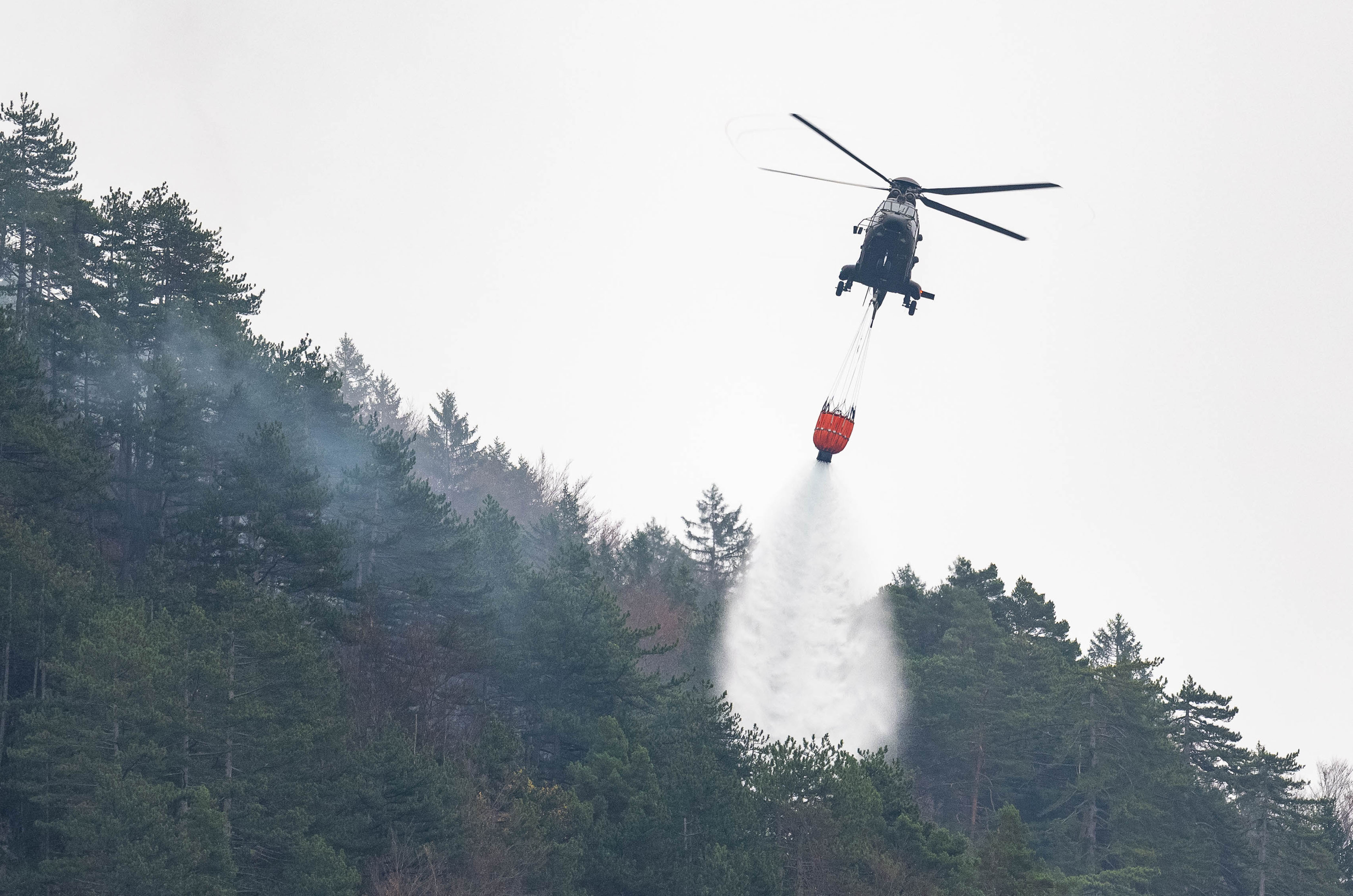 požar. Završnica, helikopter, gašenje iz zraka
