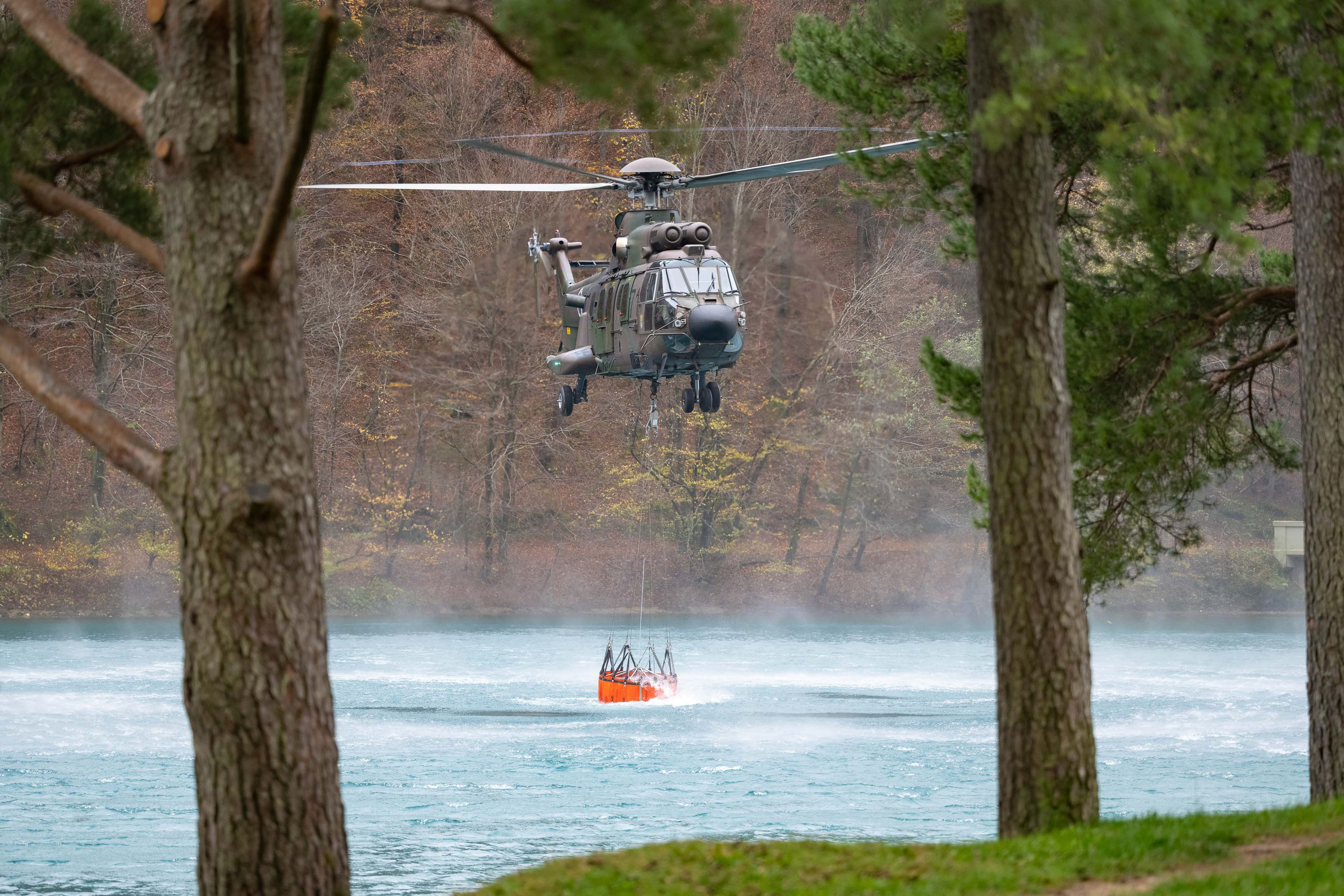 požar. Završnica, helikopter, gašenje iz zraka