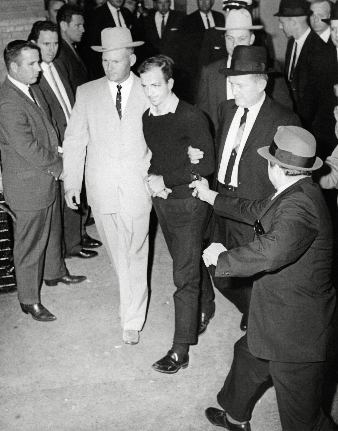 Trenutek, ko je Jack Ruby nameril pištolo v Harveya Oswalda (Foto: PROFIMEDIA)
