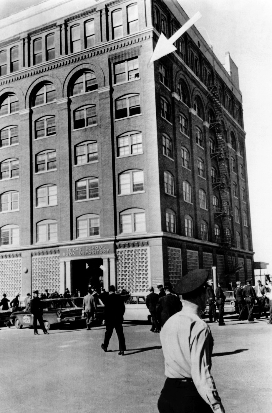 Zgradba, iz katere je atentator streljal na vozilo s Kennedyjem; okno je označeno s puščico (Foto: PROFIMEDIA)