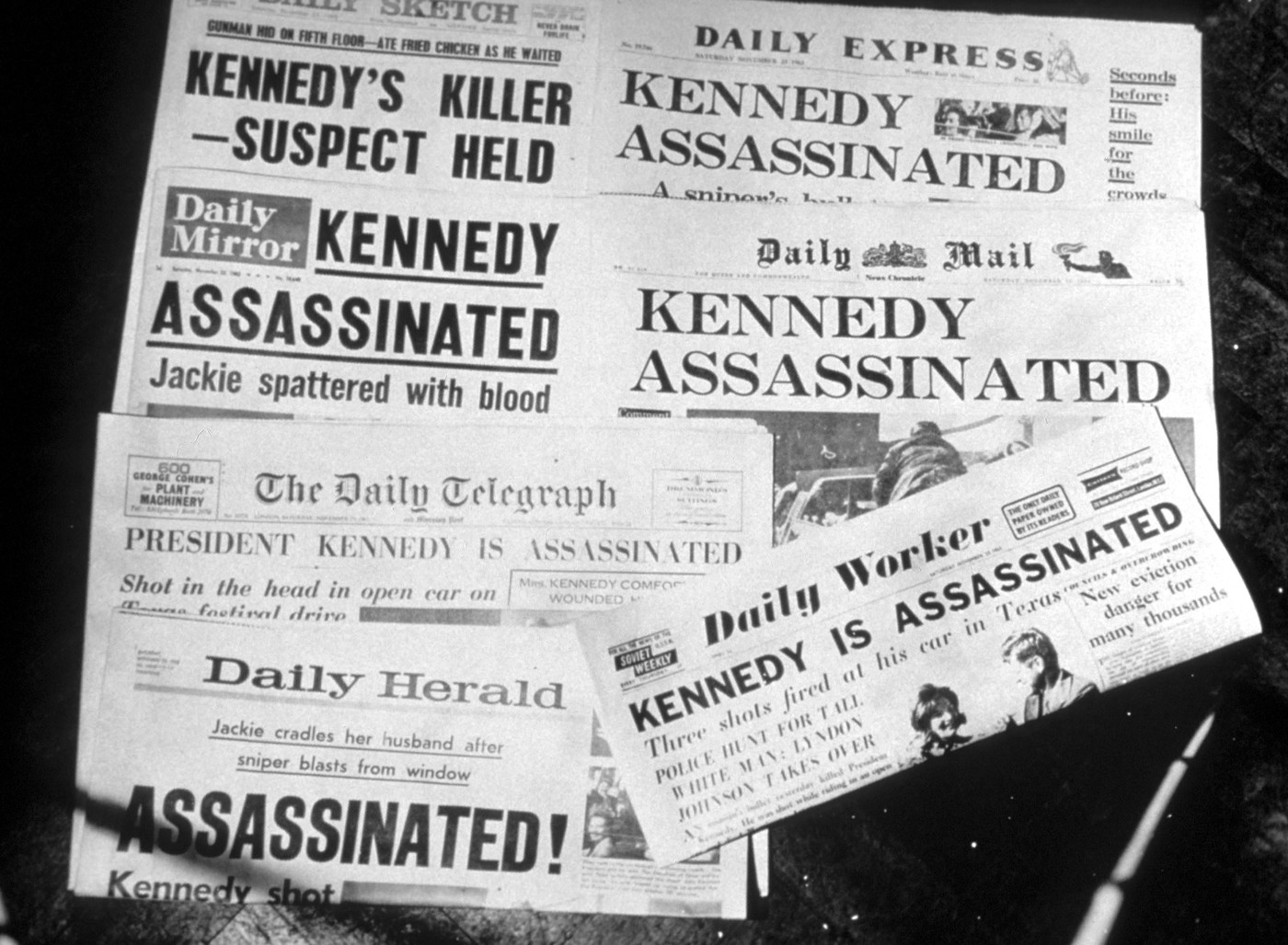 Naslovnice časopisov, ki so poročali o umoru Johna F. Kennedyja (Foto: PROFIMEDIA)